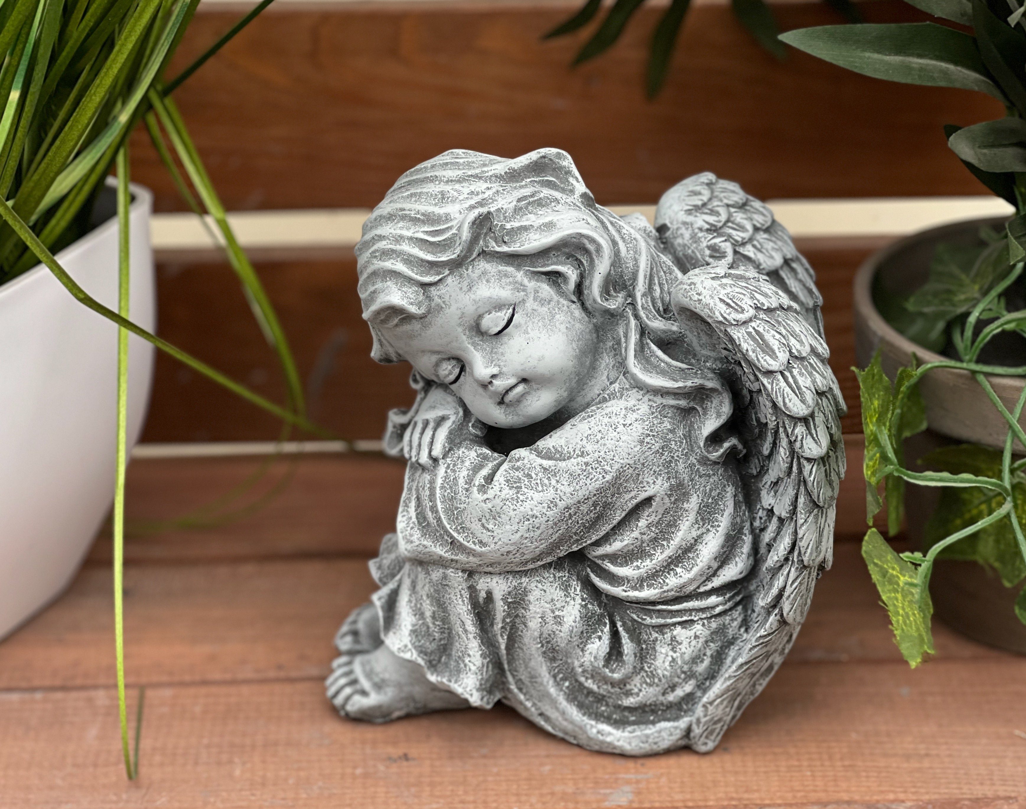 Stone and Style Engelfigur Frostfeste Steinfigur sitzender Engel Sophie