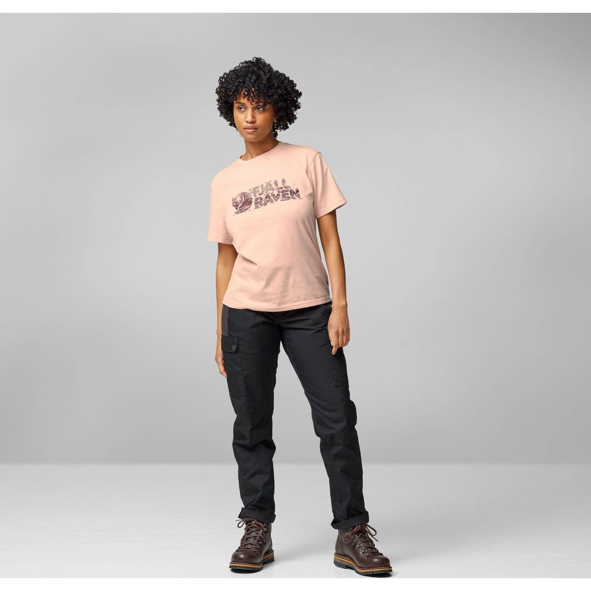 Fjällräven Kurzarmshirt Lush Logo T-shirt W Bequemes Damen-T-Shirt aus nachhaltigem Materialmix, ideal für warme