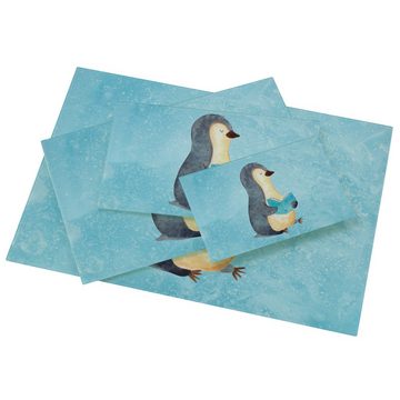 Mr. & Mrs. Panda Servierbrett Pinguin Buch - Eisblau - Geschenk, Ferien, Bücherwurm, Glasschneidebr, Premium Glas, (1-St), Gravierte Motive