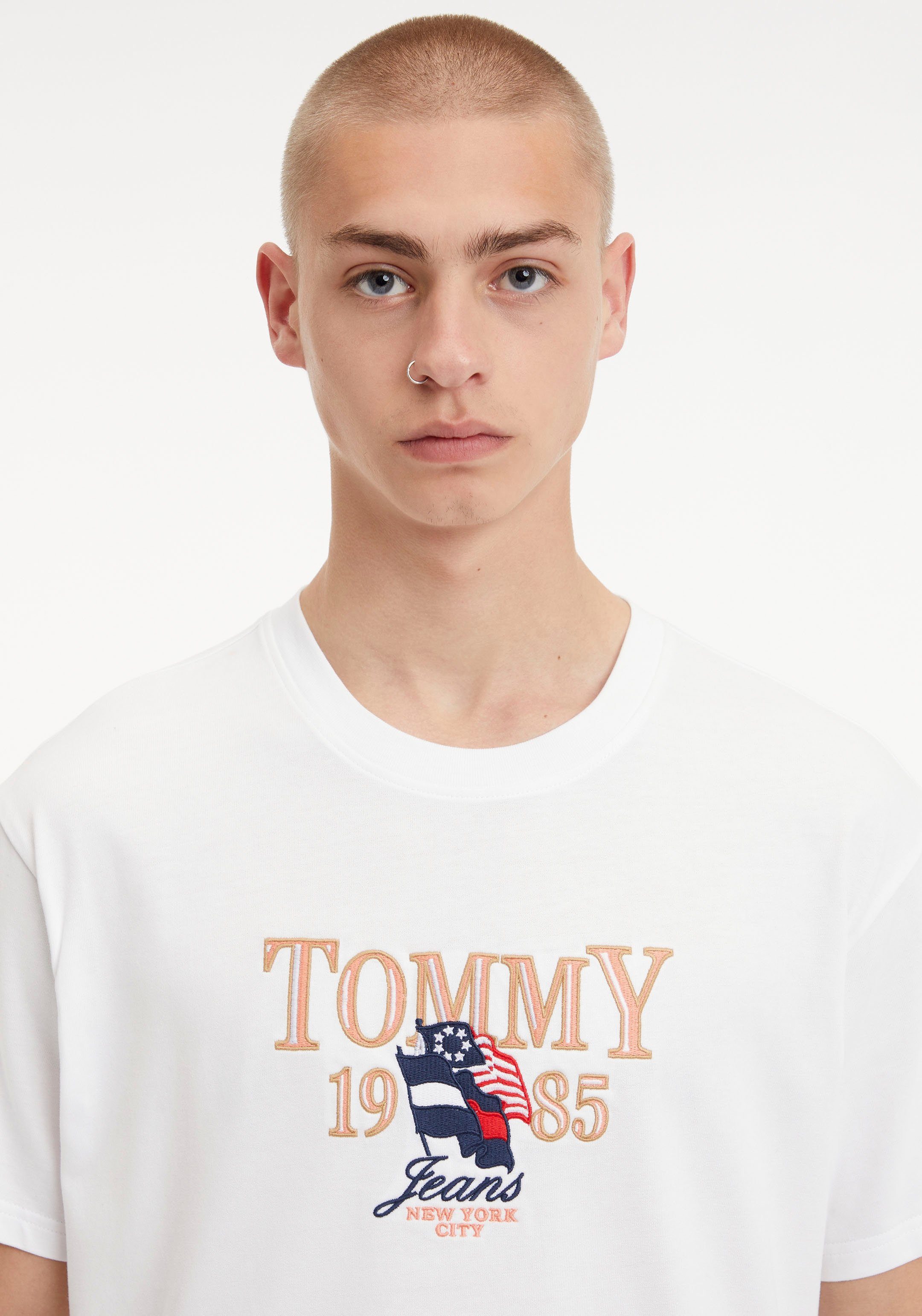 Jeans Tommy White LUXE TEE T-Shirt RLXD TJ LOGO CHEST mit TJM Logostickereien