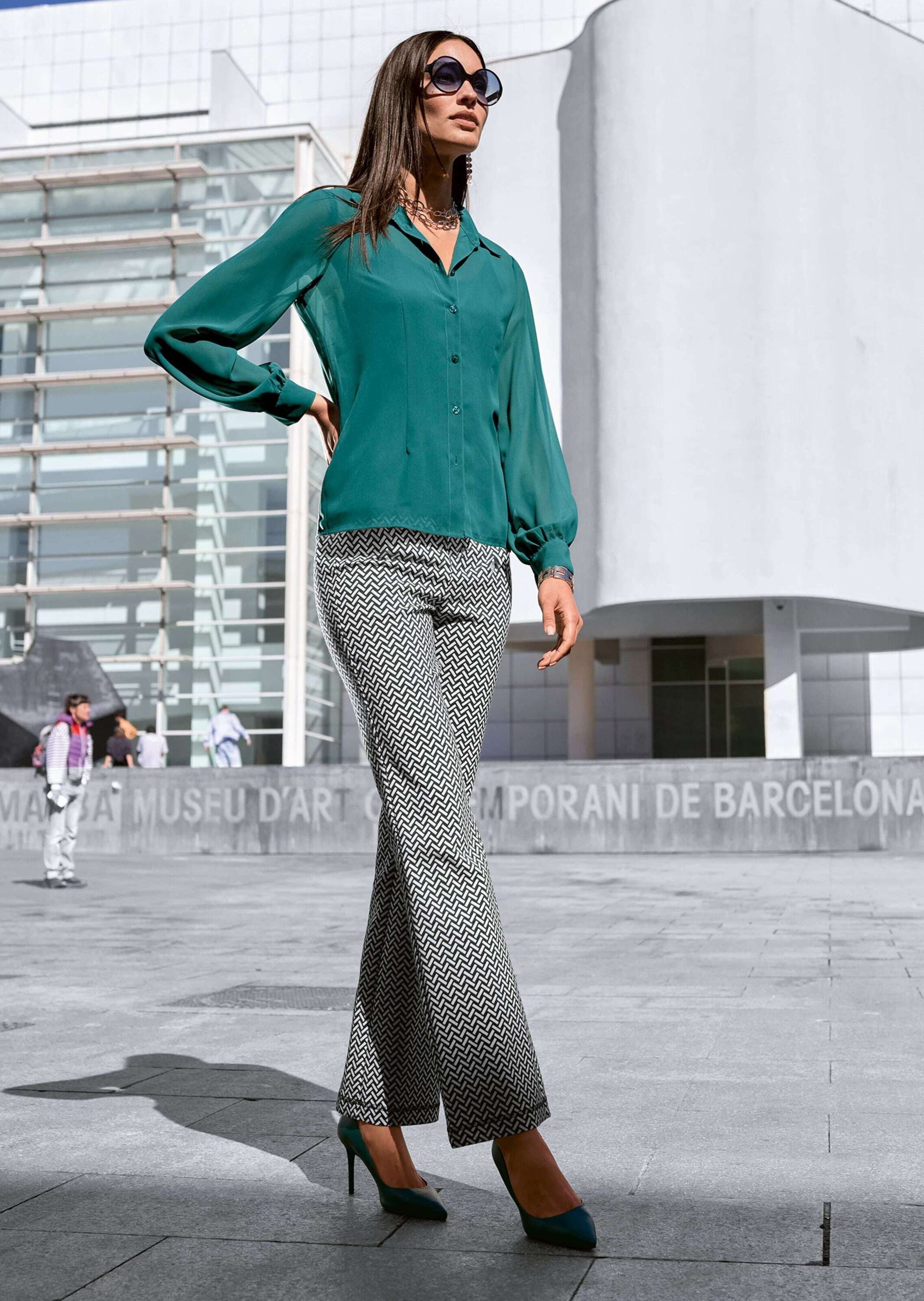 MADELEINE Stoffhose Stretch Bootcut-Hose mit weitem Bein Unifarbenes Design, ohne Verschluss, ohne Kragen