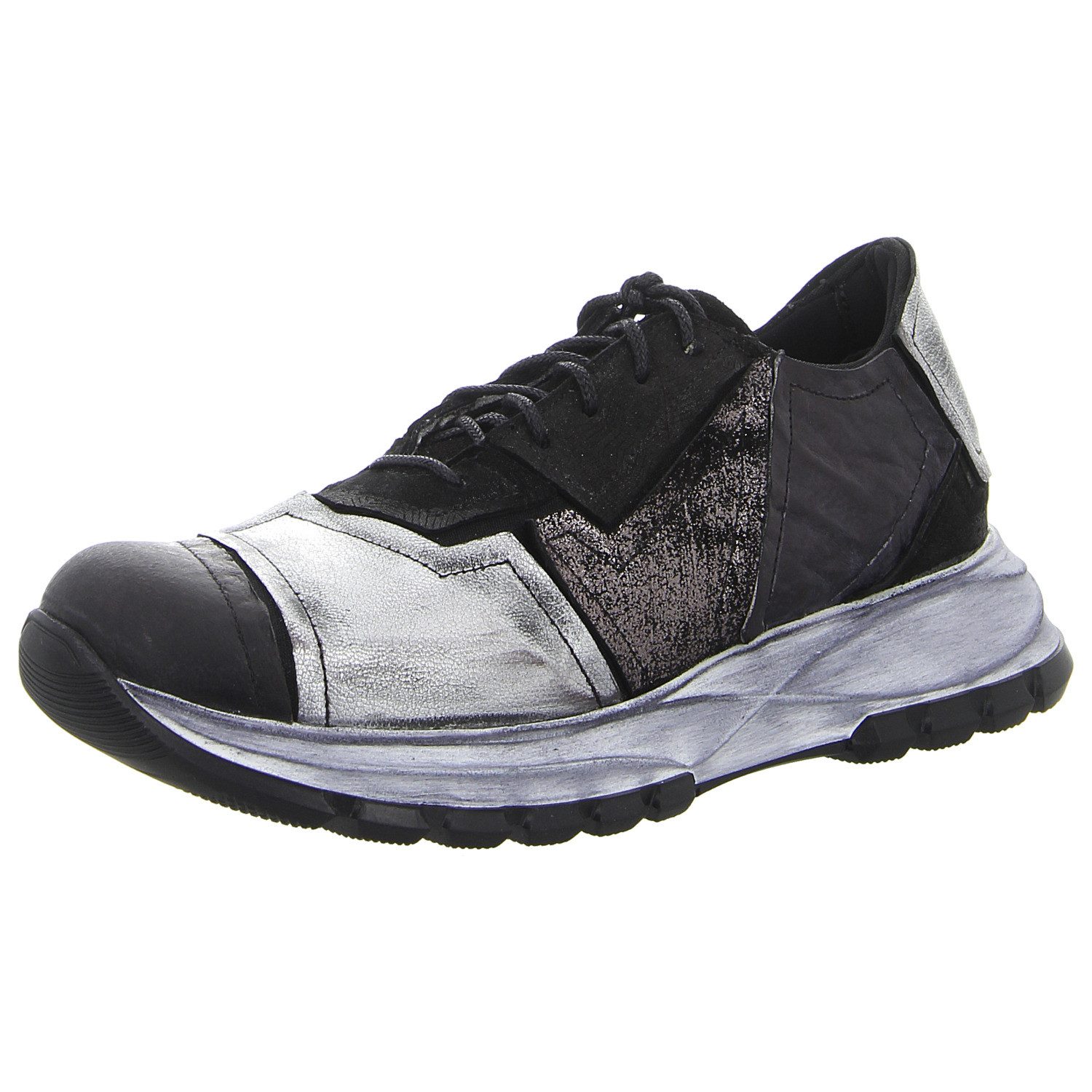 Themis Sneaker
