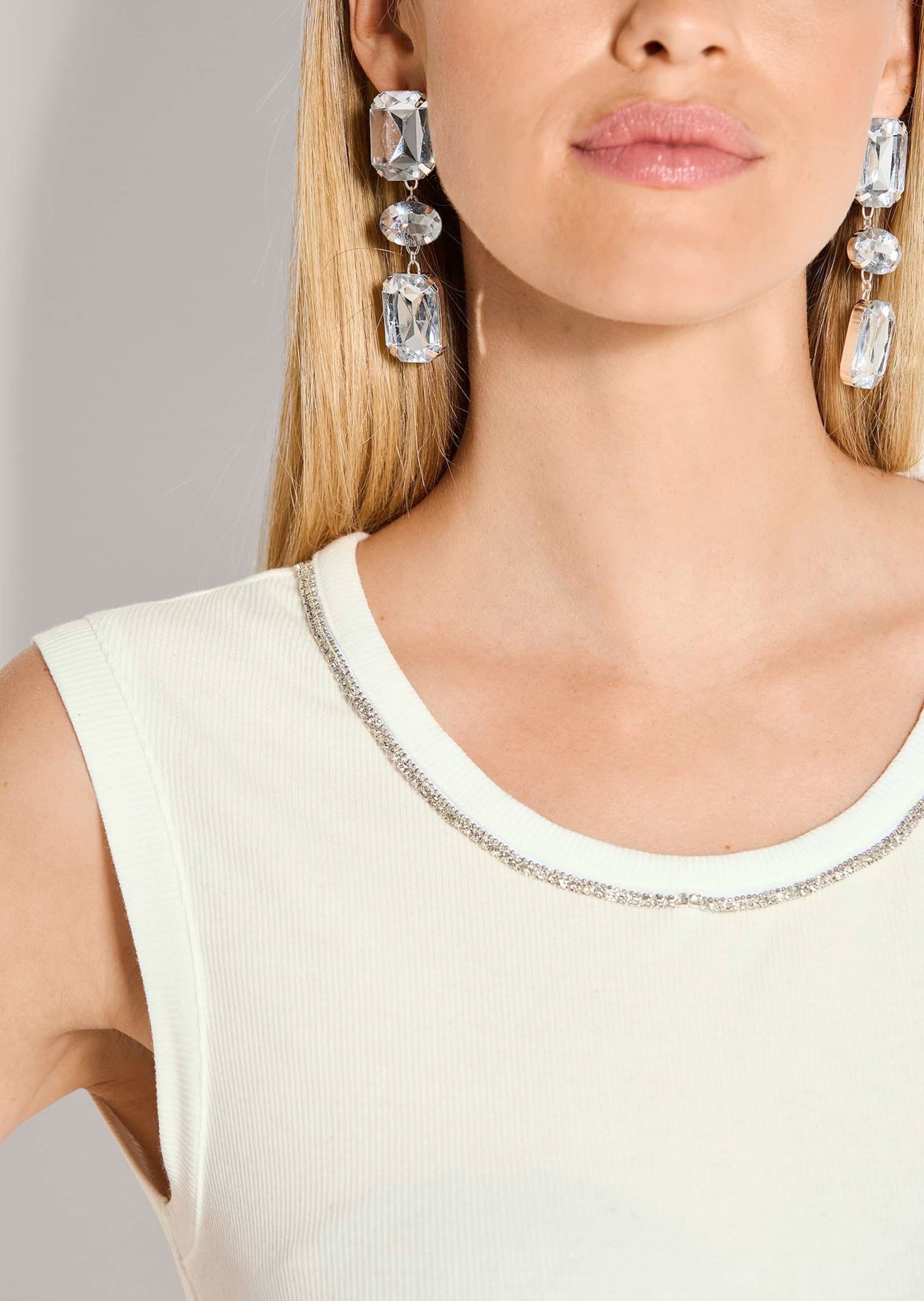 MADELEINE Kurzarmshirt Elegantes Kurzarm Sommeroberteil mit Strass Viskose-Shirt mit Rundhalsausschnitt, ärmellos