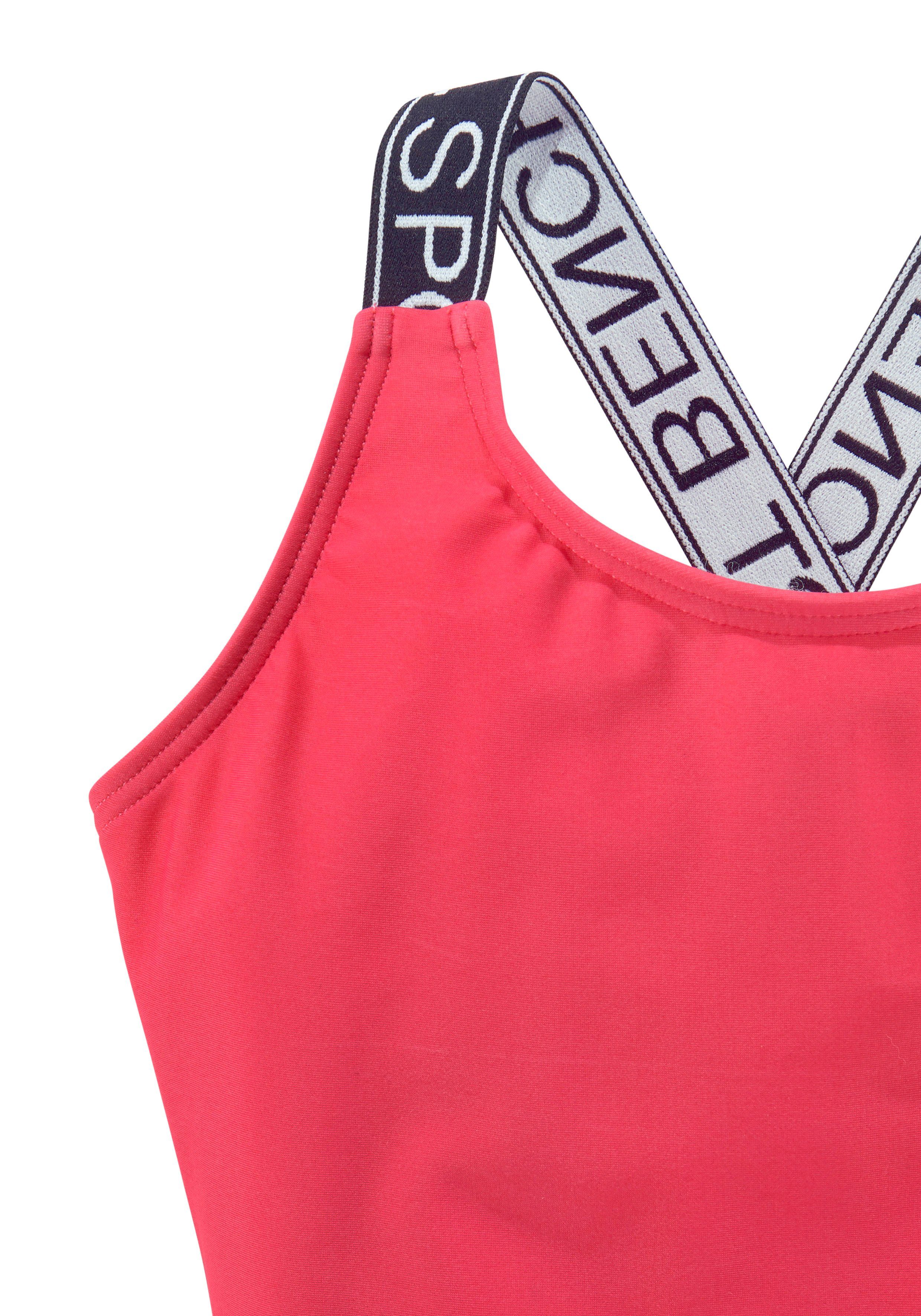 Yva und Design Bench. Farben in Badeanzug sportlichem pink Kids