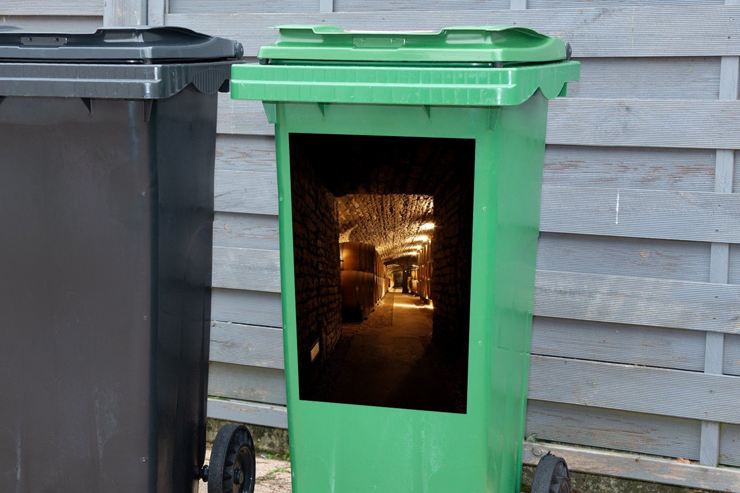 Container, Foto Dunkles St), Weinkellers Mülltonne, Abfalbehälter Sticker, MuchoWow Wandsticker Mülleimer-aufkleber, (1 eines