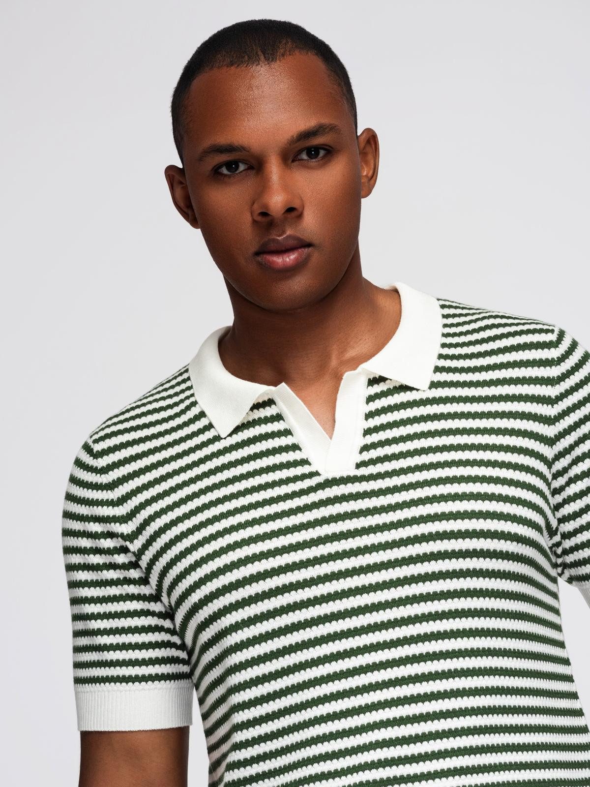 Poloshirt Gestricktes knopfloses Herren-Poloshirt mit marinefarbenen Streifen