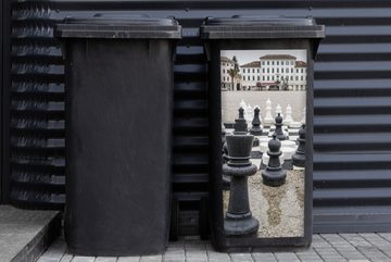 MuchoWow Wandsticker Schach spielen auf einem großen Platz (1 St), Mülleimer-aufkleber, Mülltonne, Sticker, Container, Abfalbehälter
