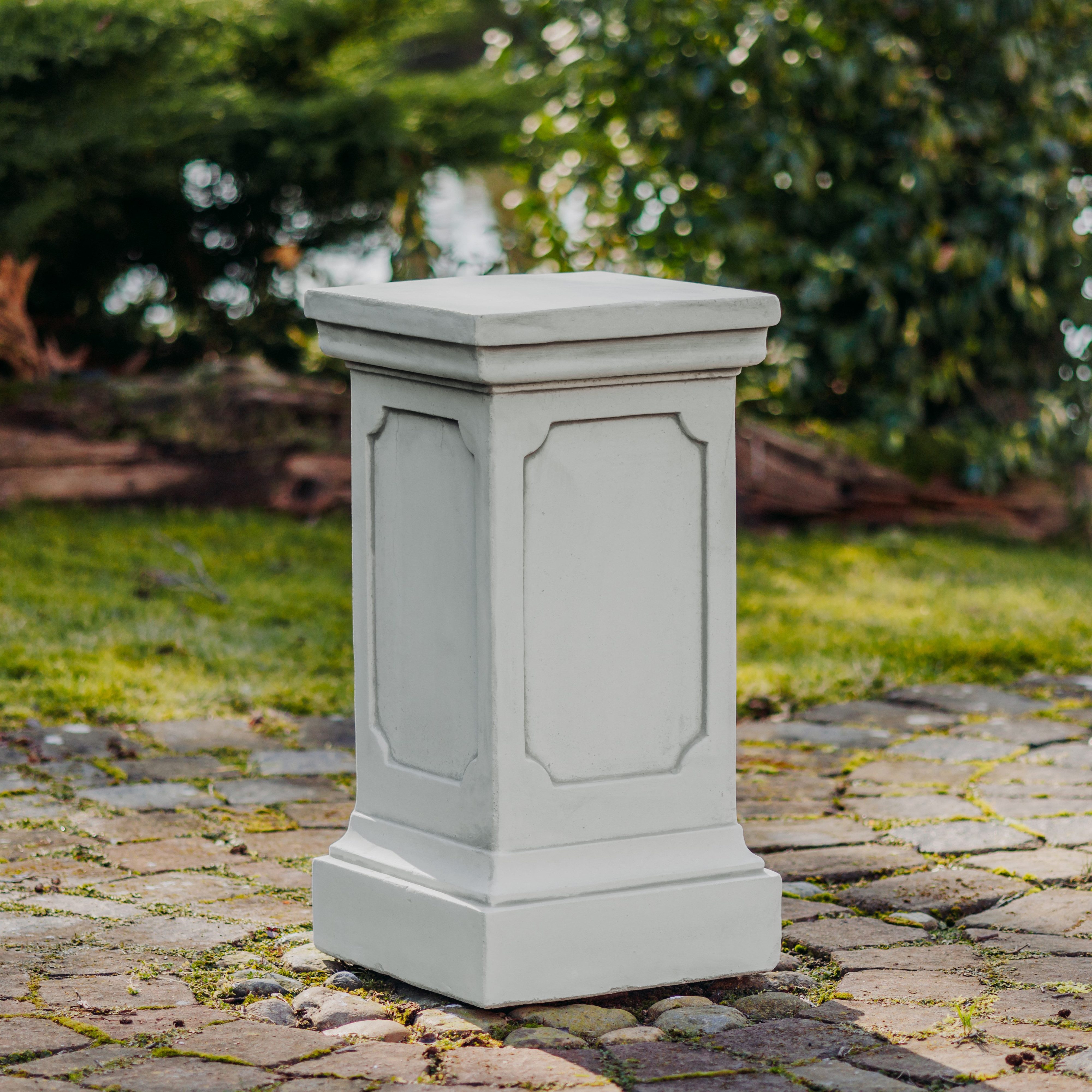 gartendekoparadies.de Gartensockel Podest reliefartige Verzierung, Steinsockel, H. 65 cm, 32x 32cm, 87 kg, 32x32x65 cm, Frostsicher