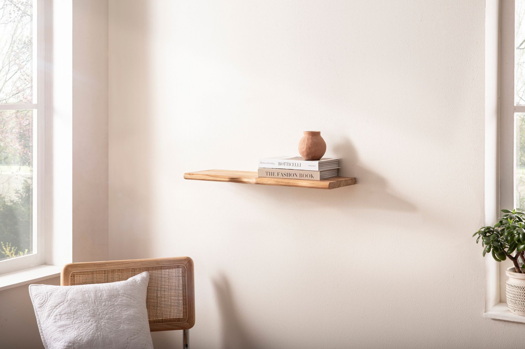 Wohnling Wandregal WL7.392 Wandregal Akazie Massivholz 80cm Hängeregal Baumkanten-Optik, Kompaktes Regal aus massivem Akazienholz, Modernes Holzregal in Baumkanten-Optik