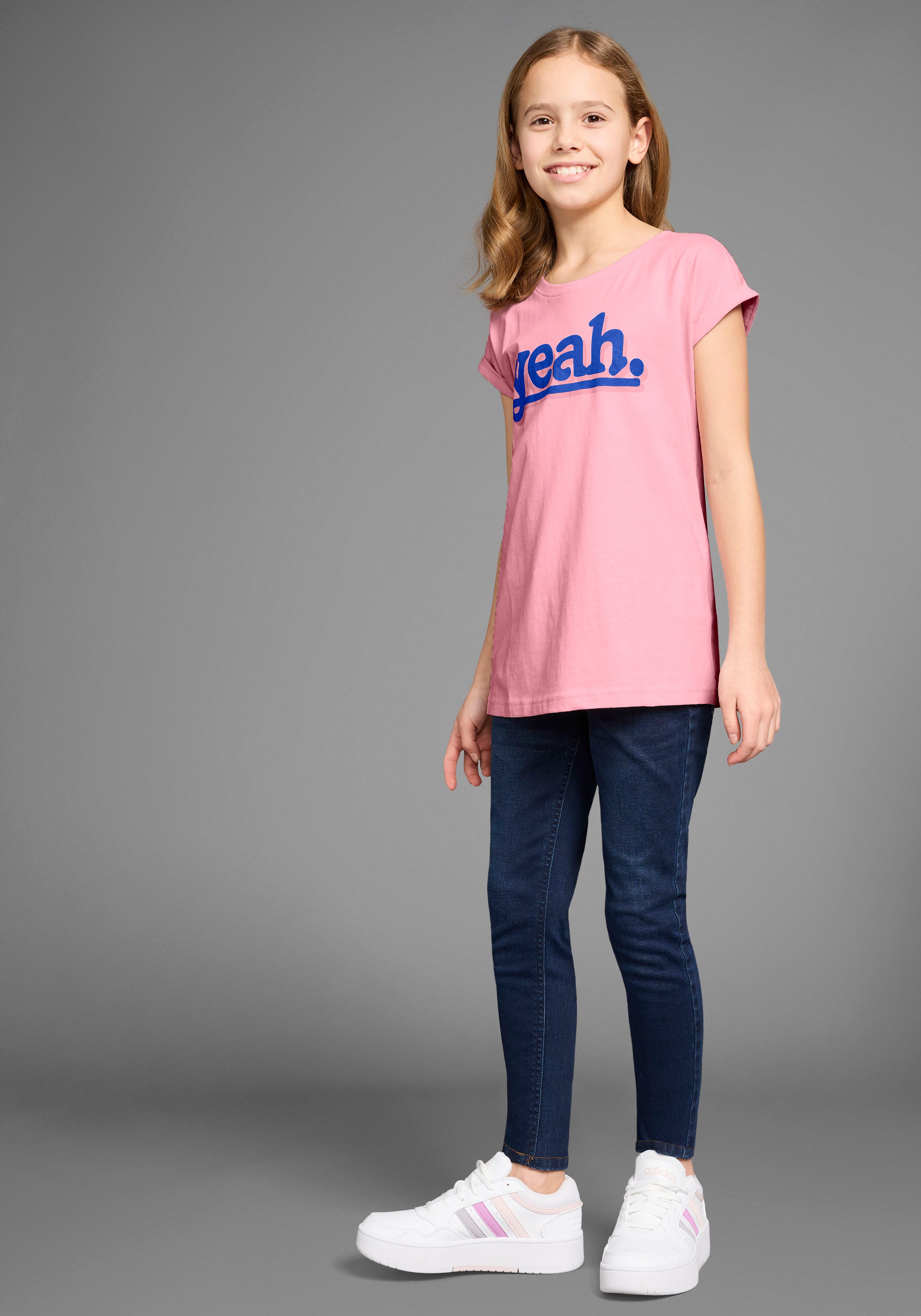 KIDSWORLD T-Shirt Sprücheshirt mit überschnittener Schulter T-Shirt "YEAH" print – Bild 5 von 5