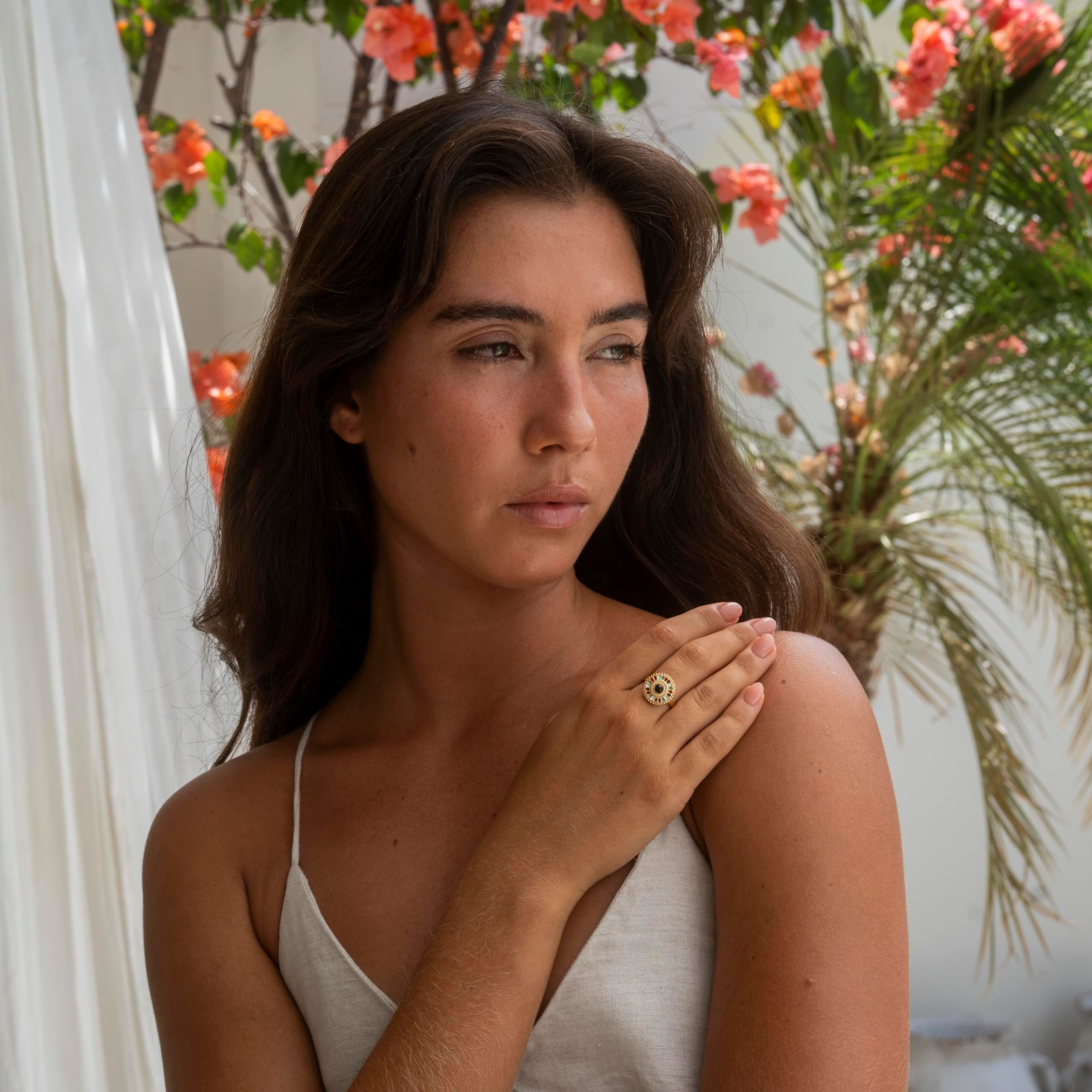Made by Nami Fingerring in Gold mit Cleopatra Verzierung mit Sonnen Symbol und bunten Steinen, Ägyptischer Schmuck Wasserfest Größenverstellbar
