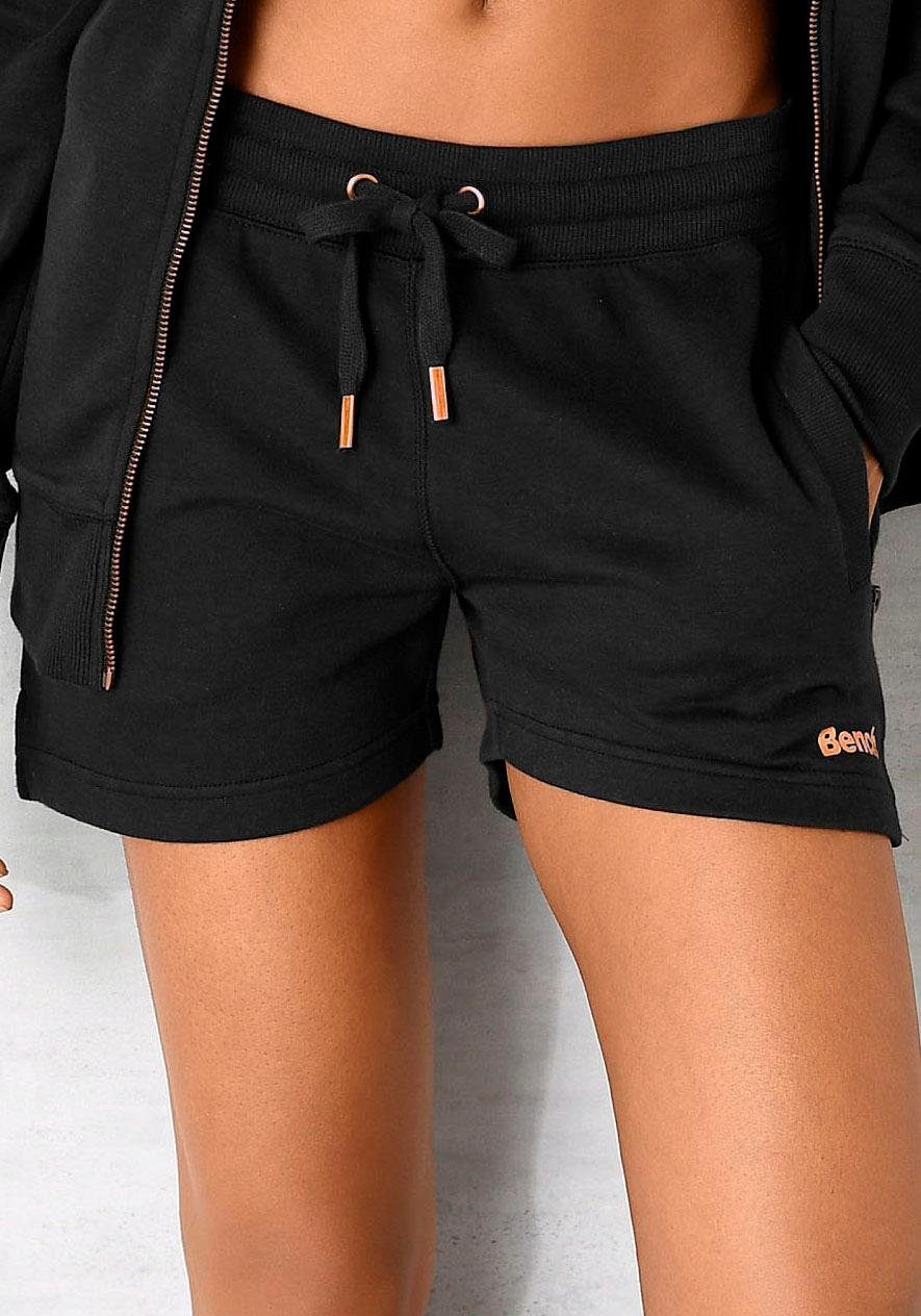 Bench. Loungewear Relaxshorts -Kurze Sweathose mit kurzen Seitenschlitzen und seitliche Taschen, Loungeanzug schwarz