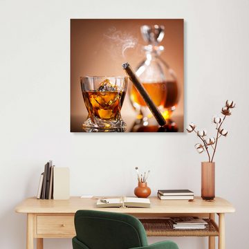 Posterlounge Alu-Dibond-Druck Editors Choice, Zigarre auf Glas Whiskey mit Eiswürfeln, Fotografie