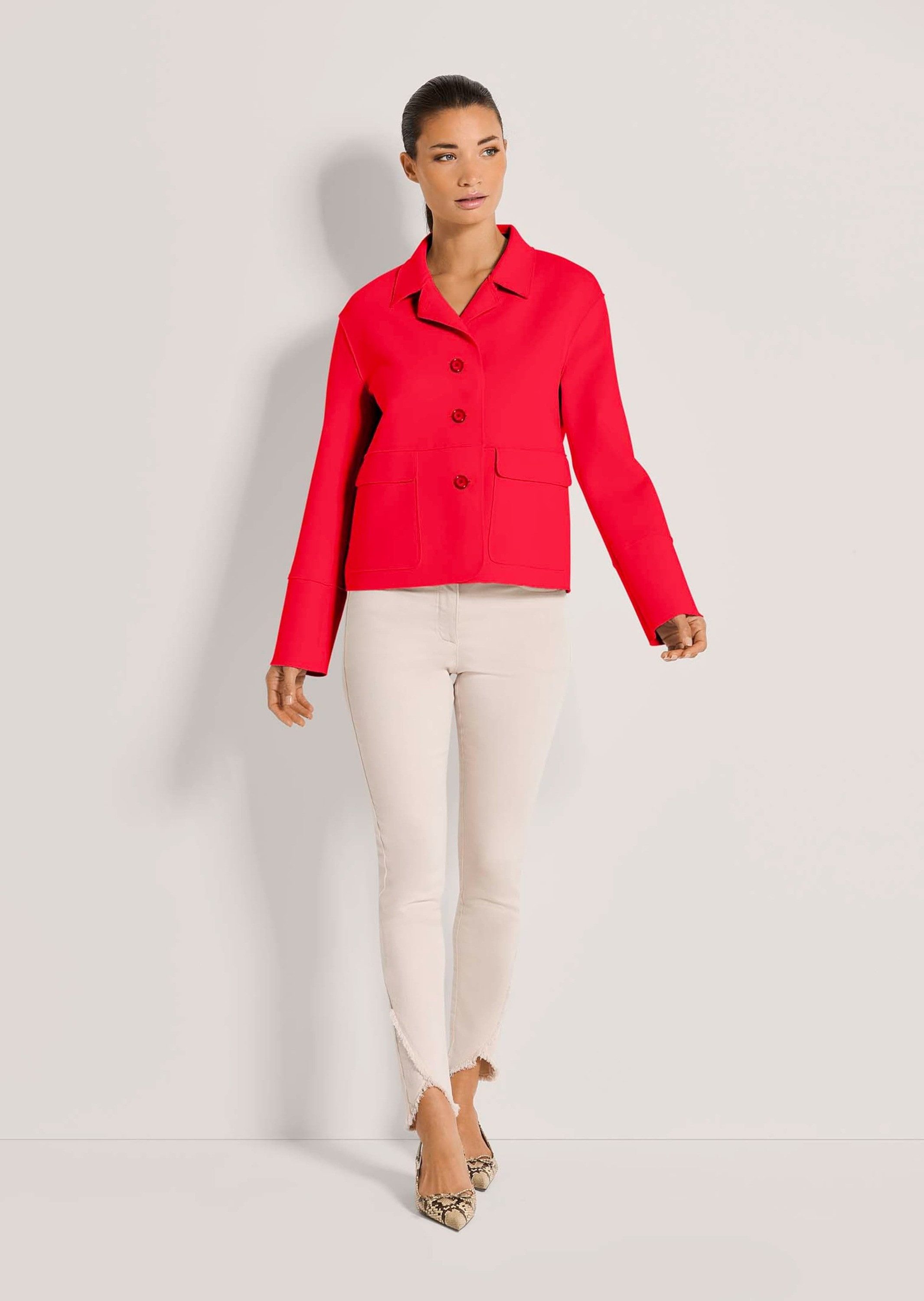 MADELEINE Kurzblazer Moderner Damenblazer mit Hemdkragen Moderne Boxyform mit Druckknopfleiste