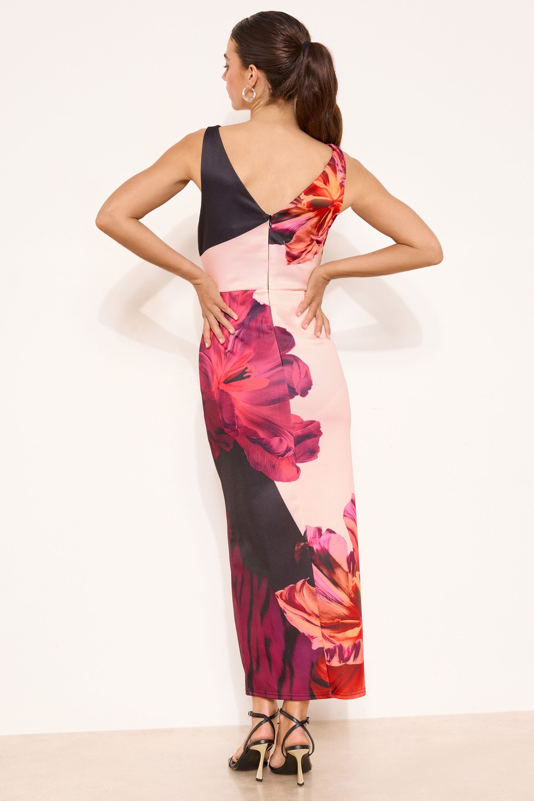 LIPSY Maxikleid Lipsy Geblümtes Bodycon-Midaxikleid, Kurzgröße (1-tlg) günstig online kaufen