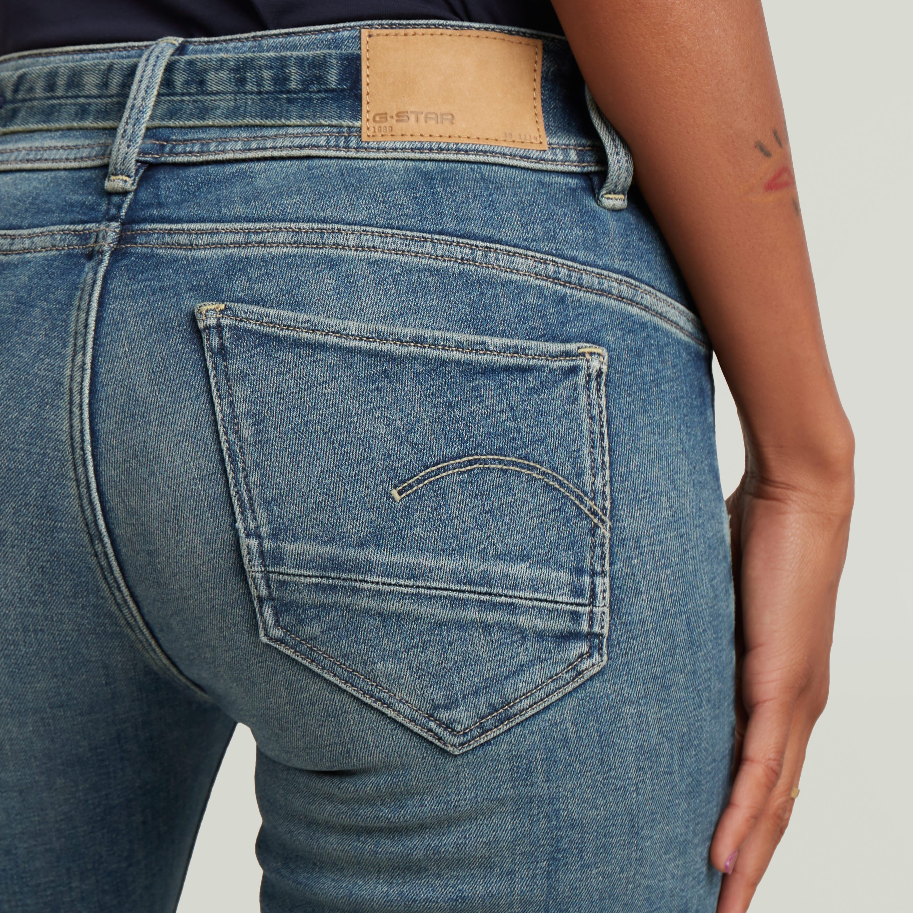 G-STAR Straight-Jeans Midge 5-Pocket-Design mit markanten Steppnähten