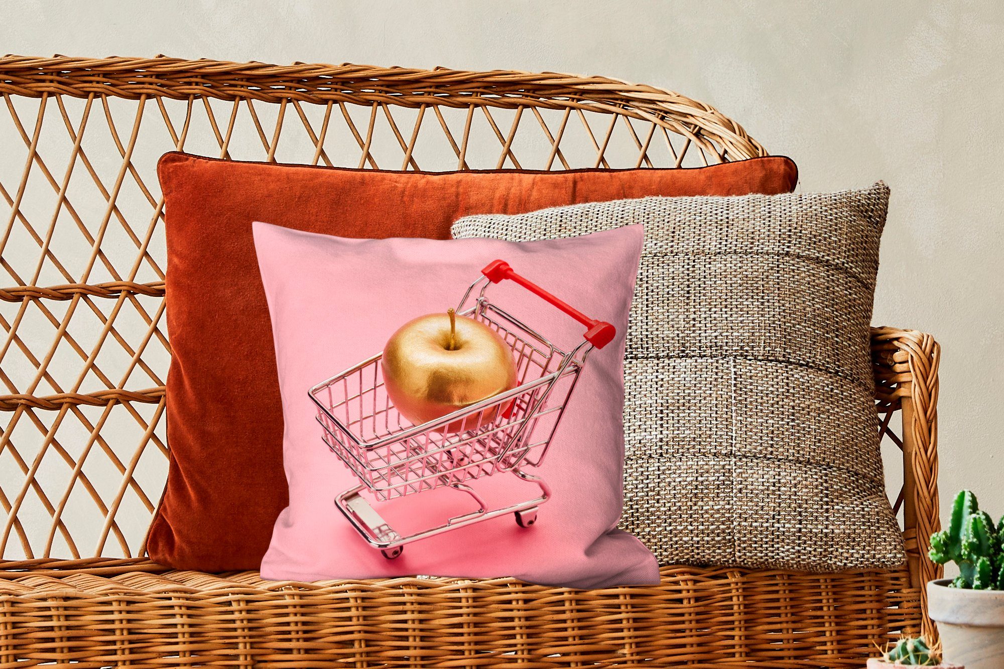 MuchoWow Dekokissen Miniatur-Einkaufswagens Wohzimmer, Schlafzimmer, goldenen Apfel, Füllung einem für eines Deko, Sofakissen mit mit Stillleben Zierkissen