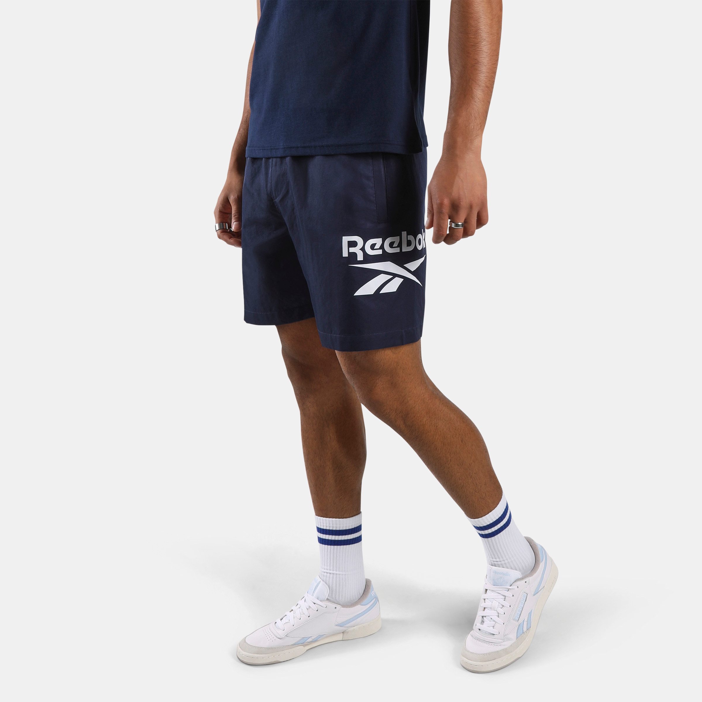 Reebok Trainingsshorts ID 1-COLOR LOGO 7" WOVEN SHORT sportlicher Stil, bequeme Passform