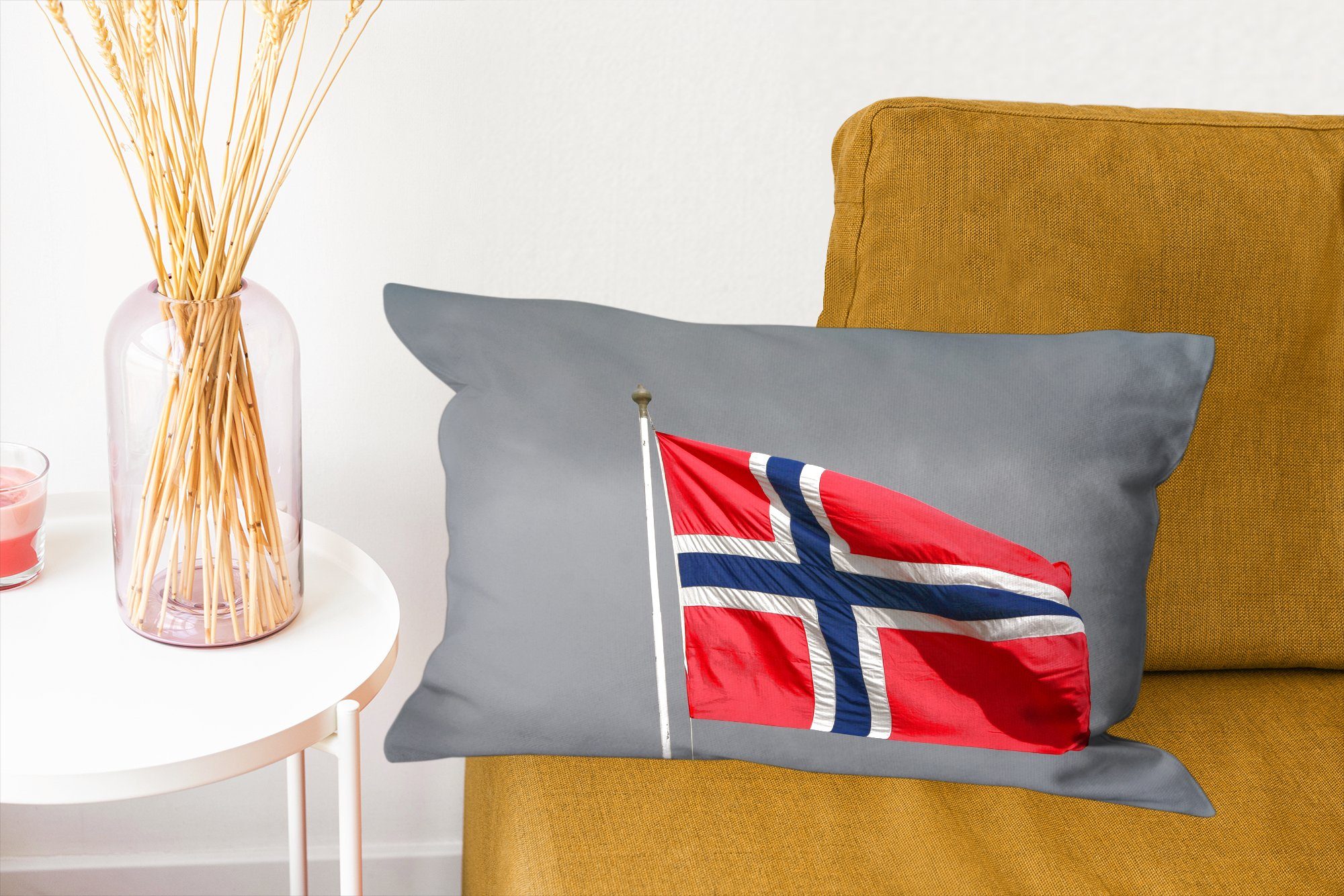 Dekokissen Flagge Füllung, vor Schlafzimmer grauen, mit Dekokissen MuchoWow regnerischen weht einem Himmel, norwegische Dekoration, Wohzimmer Die Zierkissen,