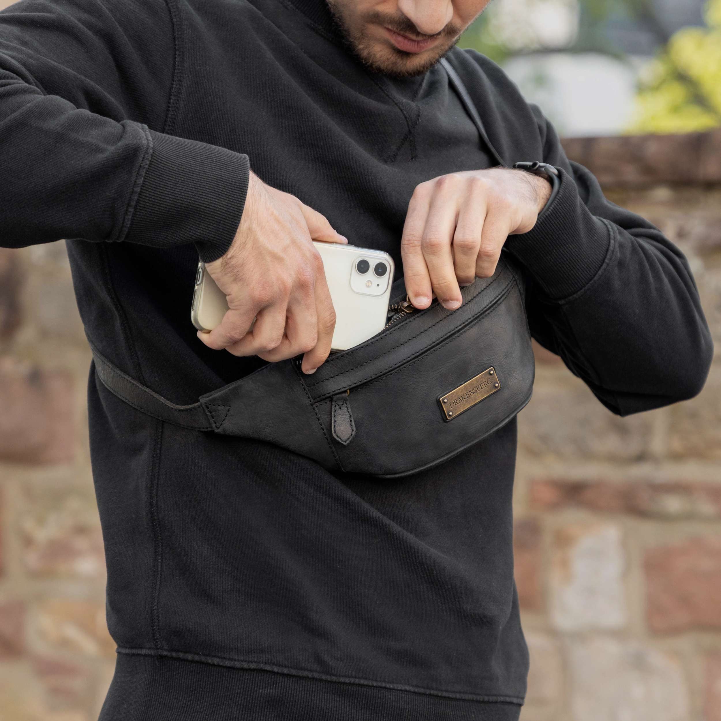 DRAKENSBERG Bauchtasche »Mel« Vintage-Schwarz, Damen, Herren, elegante Hüfttasche, Gürteltasche, Sling Bag aus Leder