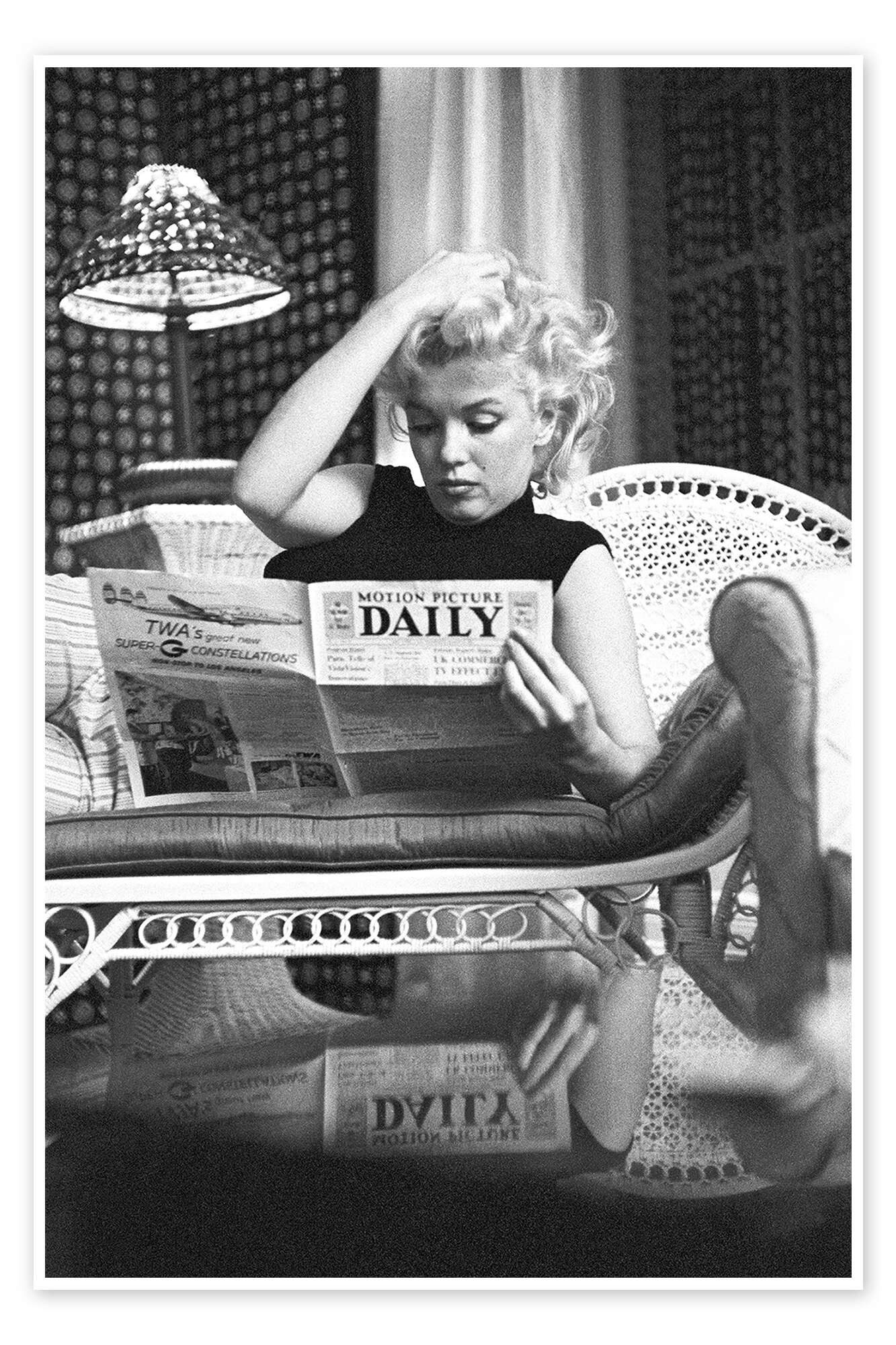 Posterlounge Wandbild Marilyn Monroe Zeitung lesend, Celebrity Collection, erhältlich als Poster, Leinwandbild, Wandsticker oder Acrylglasbild
