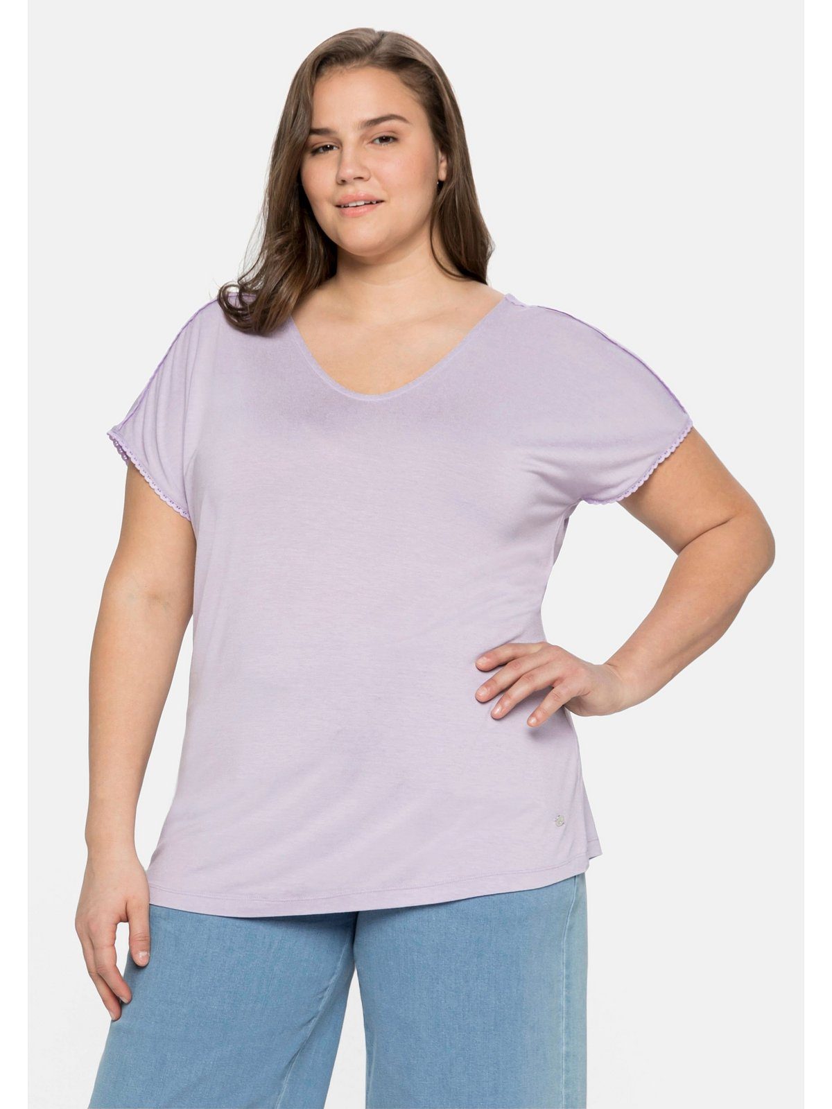 Sheego T-Shirt Große Größen mit Spitze an Ärmeln und Schulternaht lavendel | V-Shirts