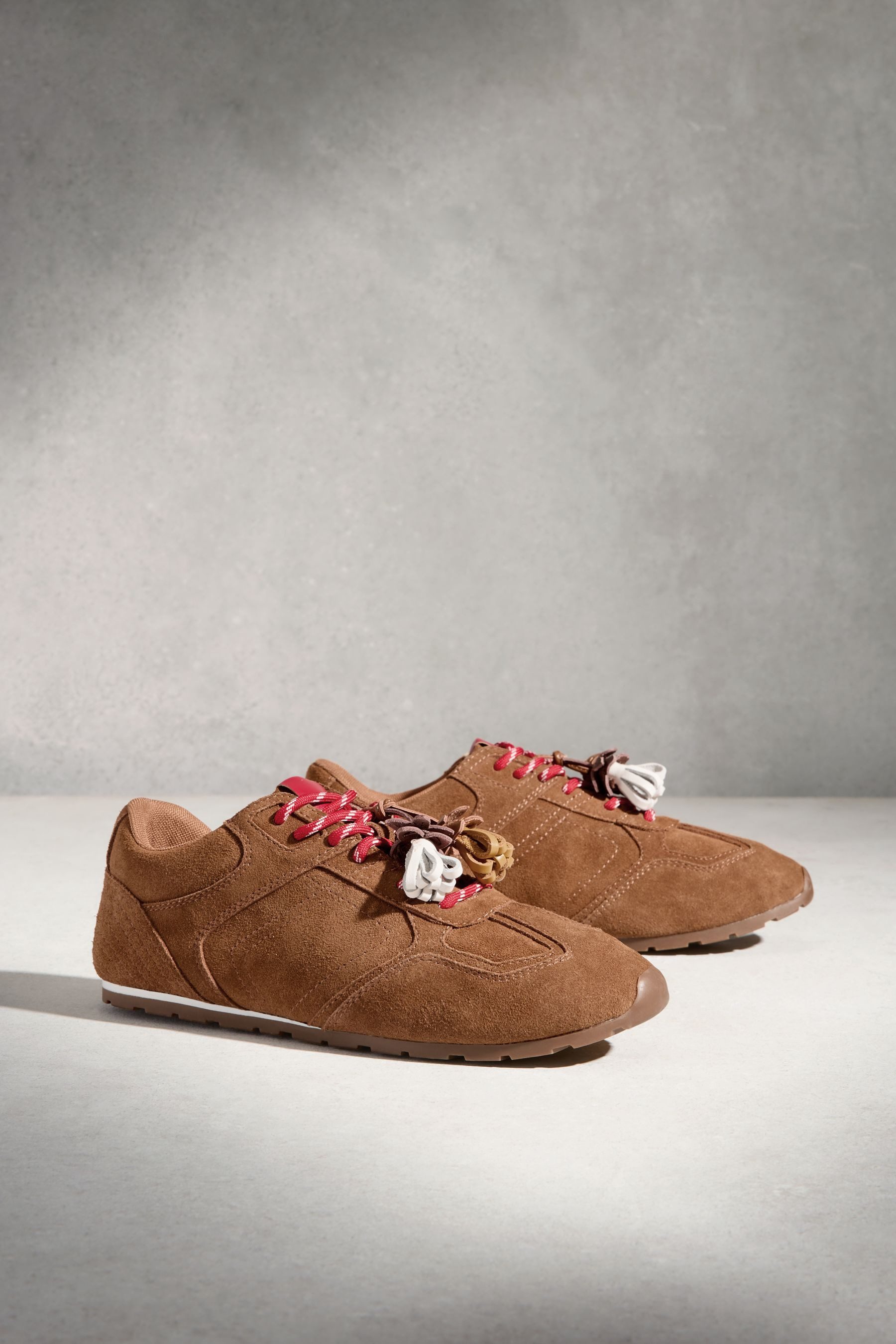 Next N. Premium Schnürsneaker aus Leder mit Anhänger Sneaker – Bild 4 von 5