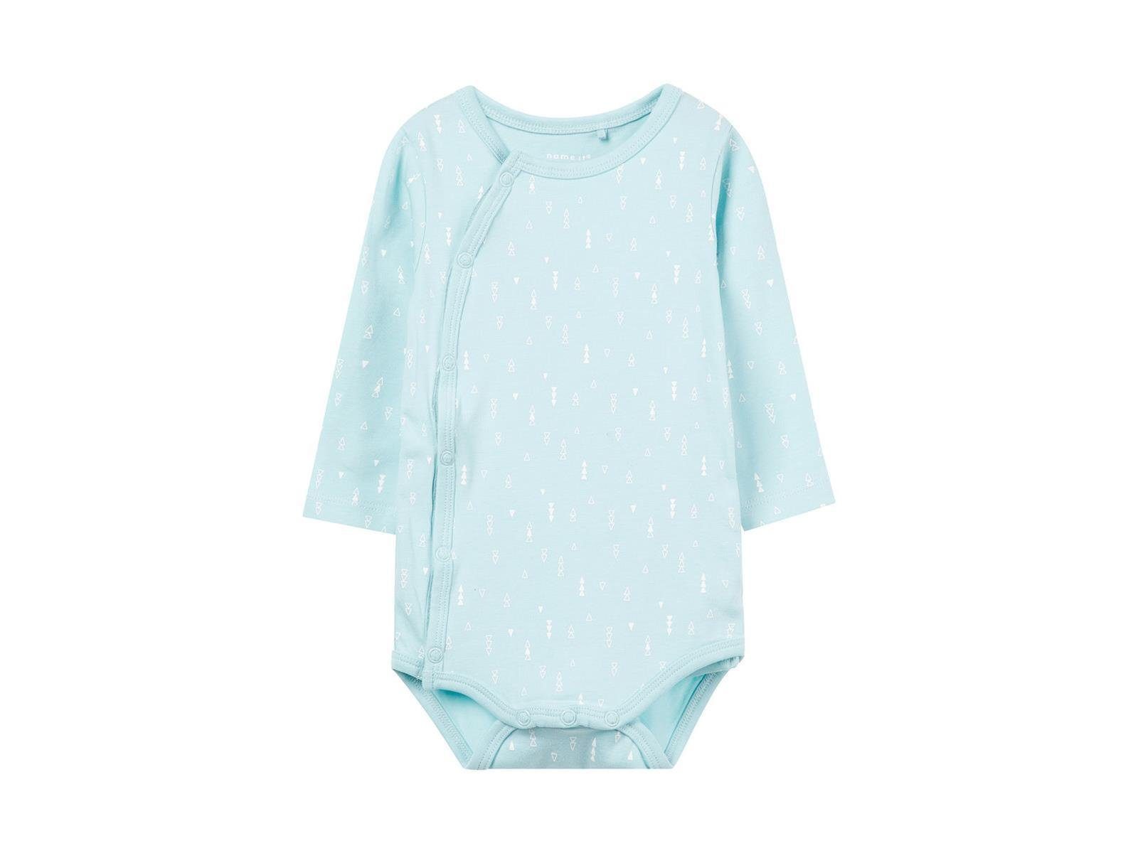 Name It Langarmbody Name It Baby Wickelbody hellblau mit Allover-Print (1-tlg) mit praktischer Druckknopfleiste, mit Druckknöpfen im Schritt, ohne kratzige Halsetiketten