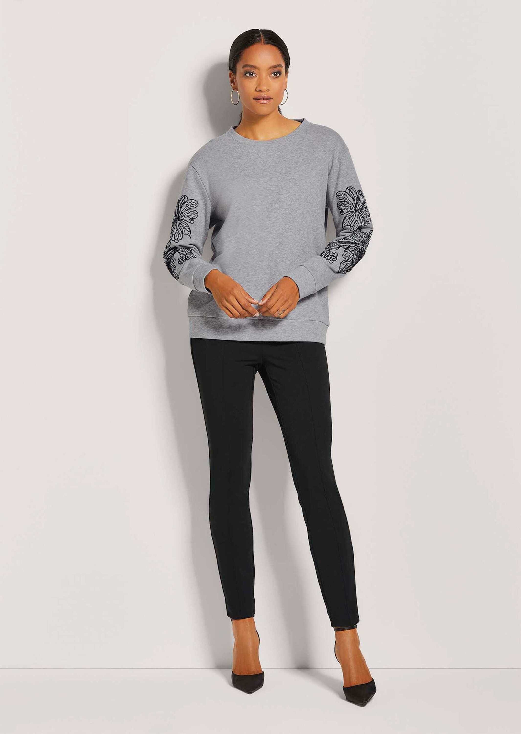 MADELEINE Langarmshirt Besticktes Sweatshirt mit Glanzeffekt Florales Design und klassischer Rundhalsausschnitt als Eyecatcher
