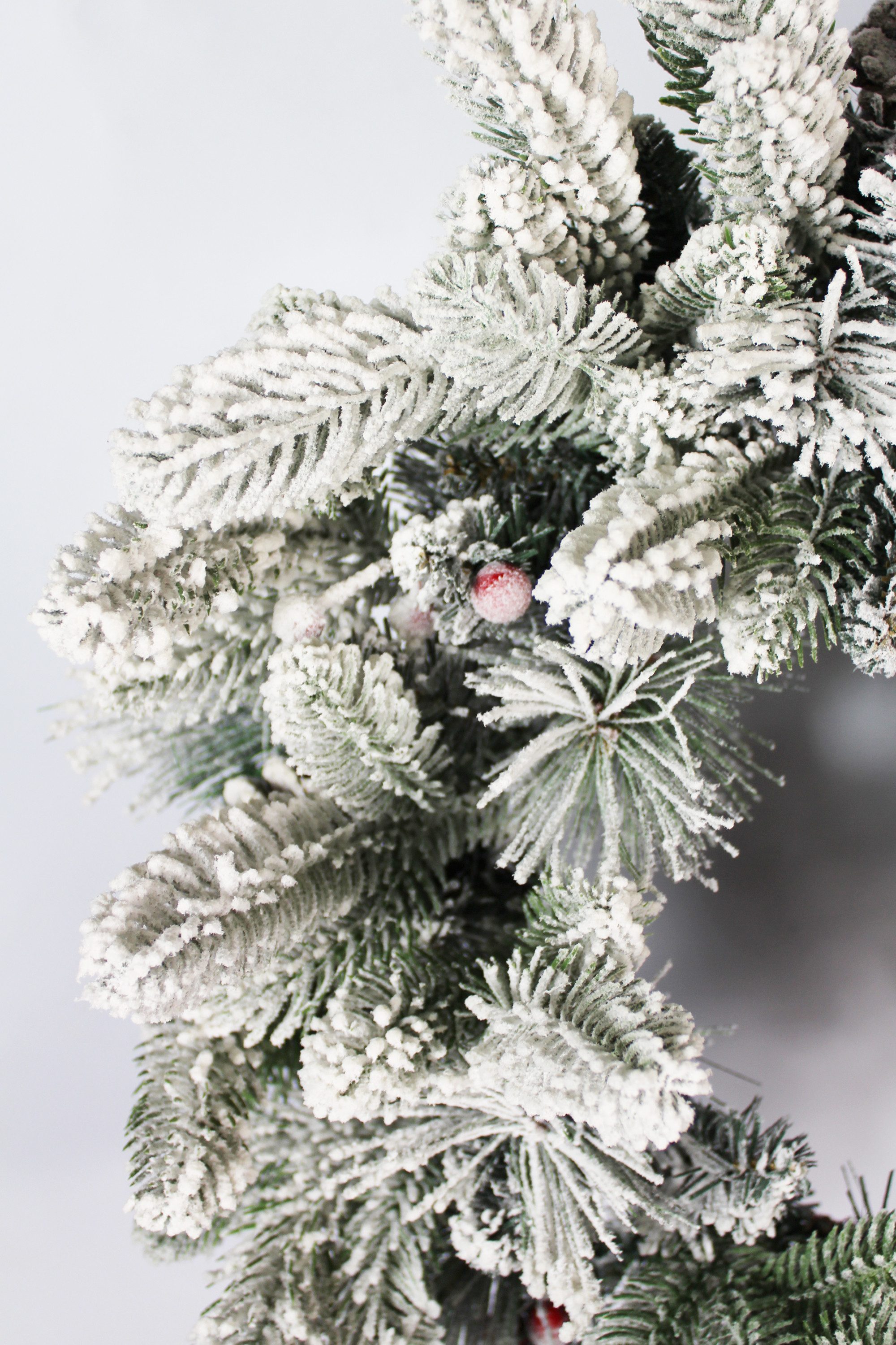 Arnusa Dekokranz Weihnachtskranz 50 cm verschneit Türkranz mit Schnee, Weihnachtsdeko mit Kunstschnee – Bild 5 von 5