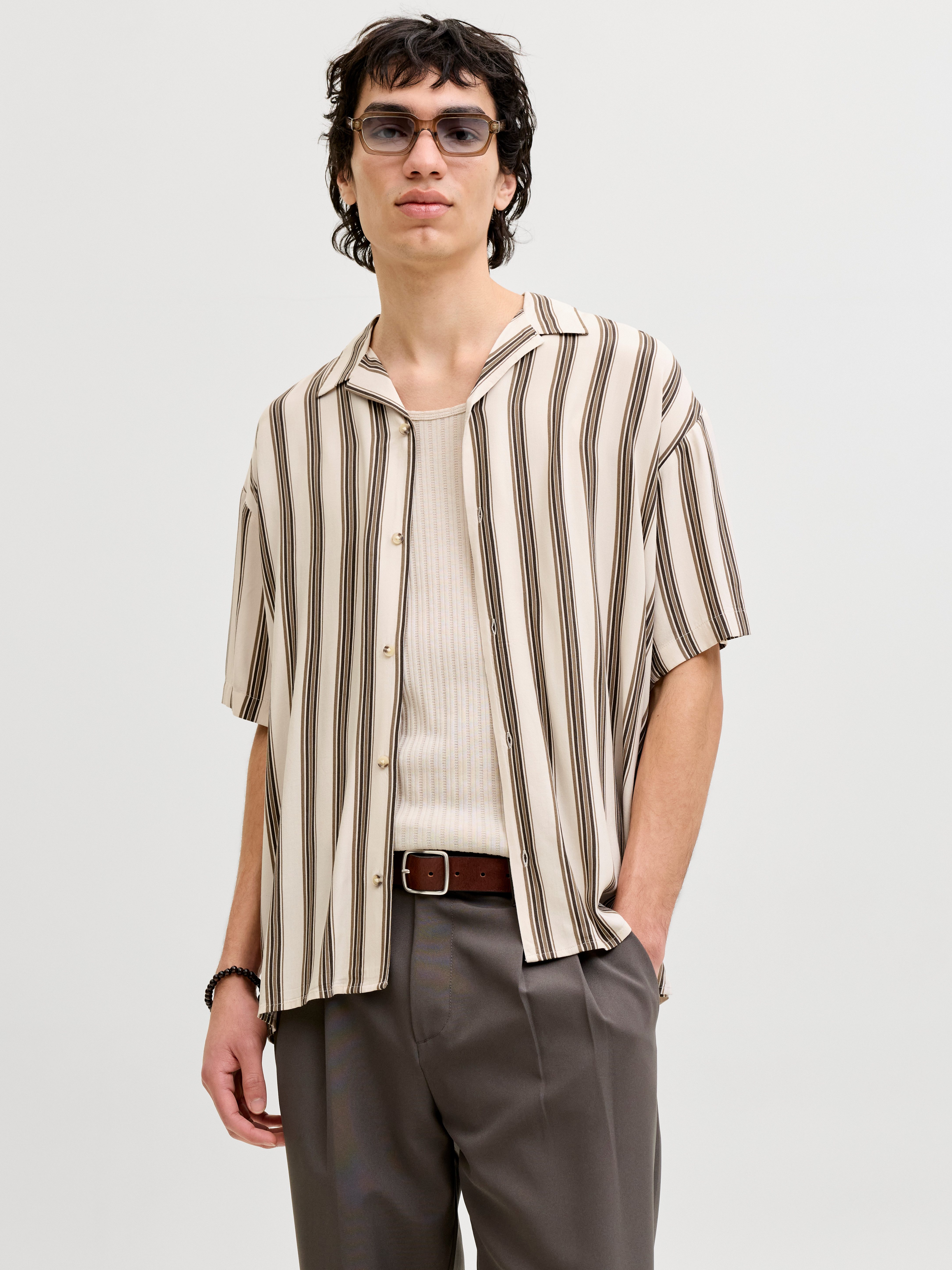 Jack & Jones Kurzarmhemd JJEJEFF RESORT STRIPE SHIRT S/S SN Viskose, loose fit
