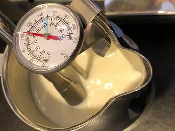 scarlet espresso Kochthermometer, Milchthermometer »Professionale« Edelstahl-Thermometer zur Temperaturkontrolle beim Aufschäumen von Milch für perfekten Milchschaum mit Clip zur Befestigung am Milchkannen-Rand von scarlet espresso