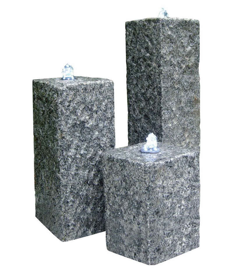 Dehner Gartenbrunnen »Nizza mit LED, 25/35/45 x 14 x 14 cm, Granit, grau«, 14 cm Breite, Wasserspiel aus 3 Granitsäulen inkl. Pumpe, LED-Beleuchtung und Becken