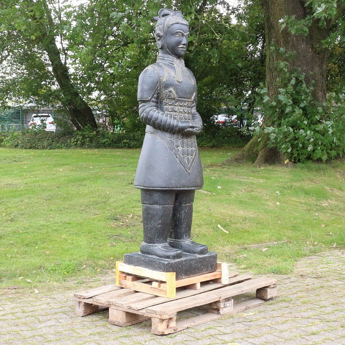 Oriental Galerie Dekofigur Samurai Krieger aus Stein Gartenfigur stehend 175 cm (1 St)