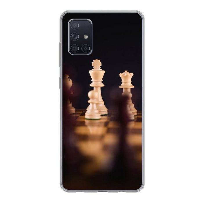 MuchoWow Handyhülle Ein Schachspiel vor schwarzem Hintergrund Phone Case Handyhülle Samsung Galaxy A71 Silikon Schutzhülle