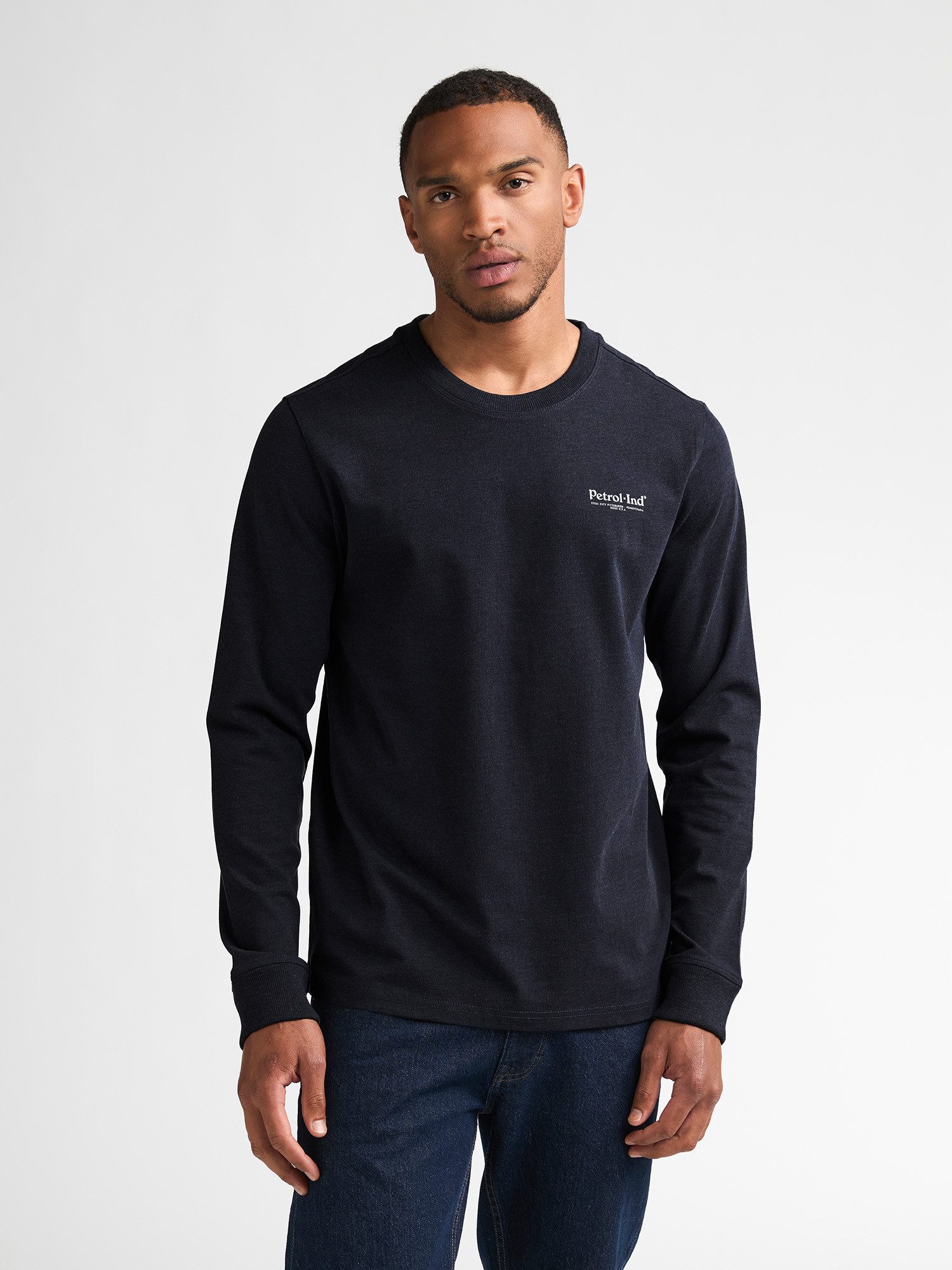 Petrol Industries Langarmshirt mit Rundhalsausschnitt, kleine Logoprägung