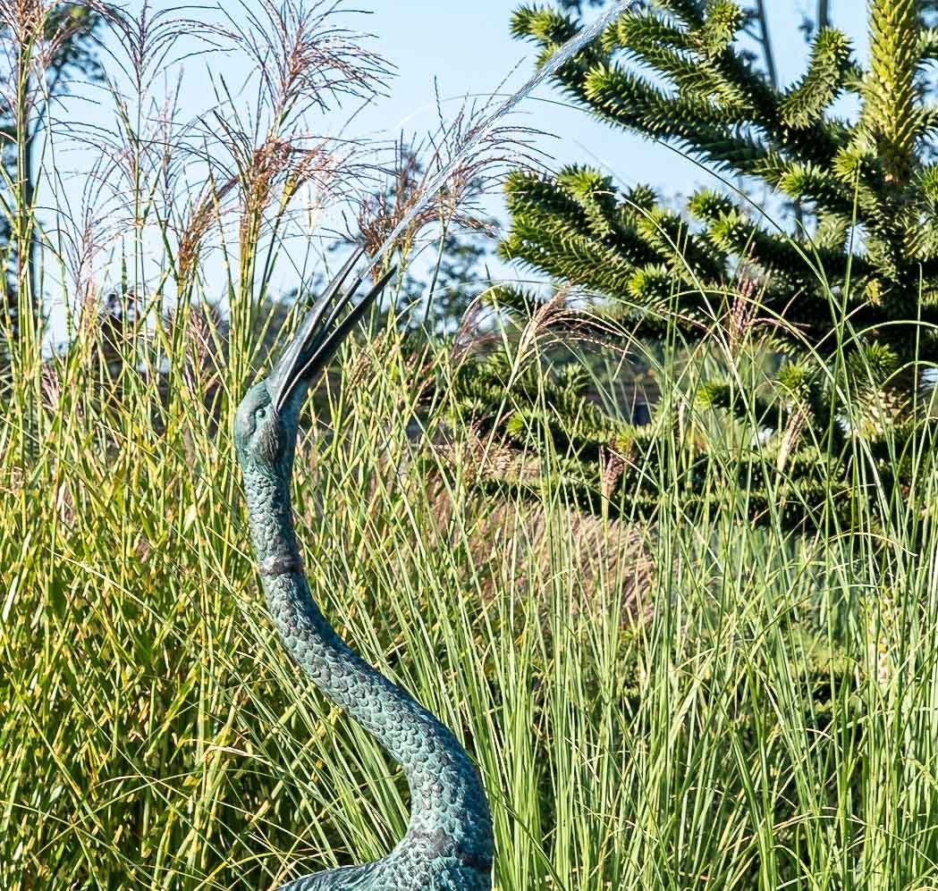 in sehr Hand und UV-Strahlung. Gartenfigur IDYL und werden – Bronze Modelle gegossen – Bronze-Skulptur robust Bronze Wachsausschmelzverfahren Die Frost, Kranichvogel, Langlebig – in IDYL von gegen Regen patiniert. witterungsbeständig