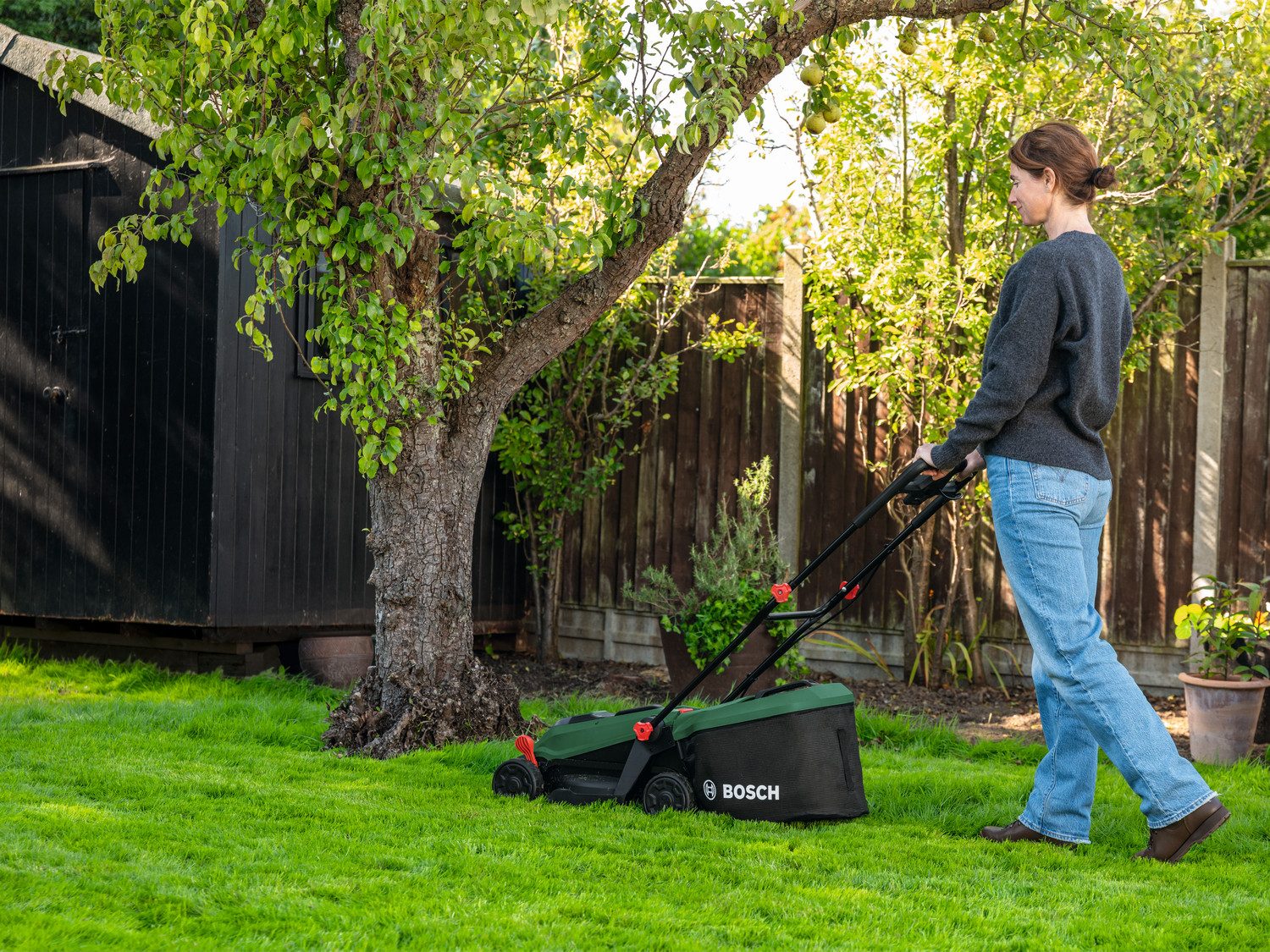 Bosch Home & Garden Akkurasenmäher ROTAK18V-32, 32 cm Schnittbreite, (inkl. Akku und Ladegerät), 3-in-1-Mäher für kleine bis mittelgroße Rasenflächen