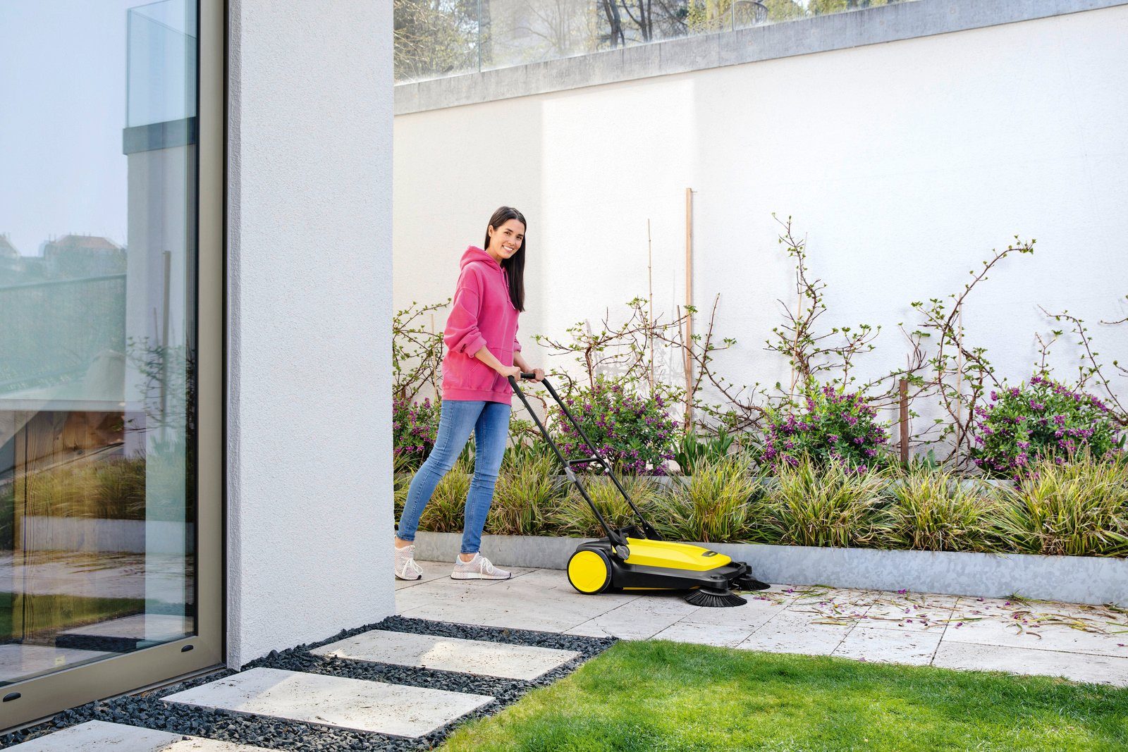 KÄRCHER Handkehrmaschine »S 4 Twin«, 68 cm Arbeitsbreite, mit 2 Seitenbesen