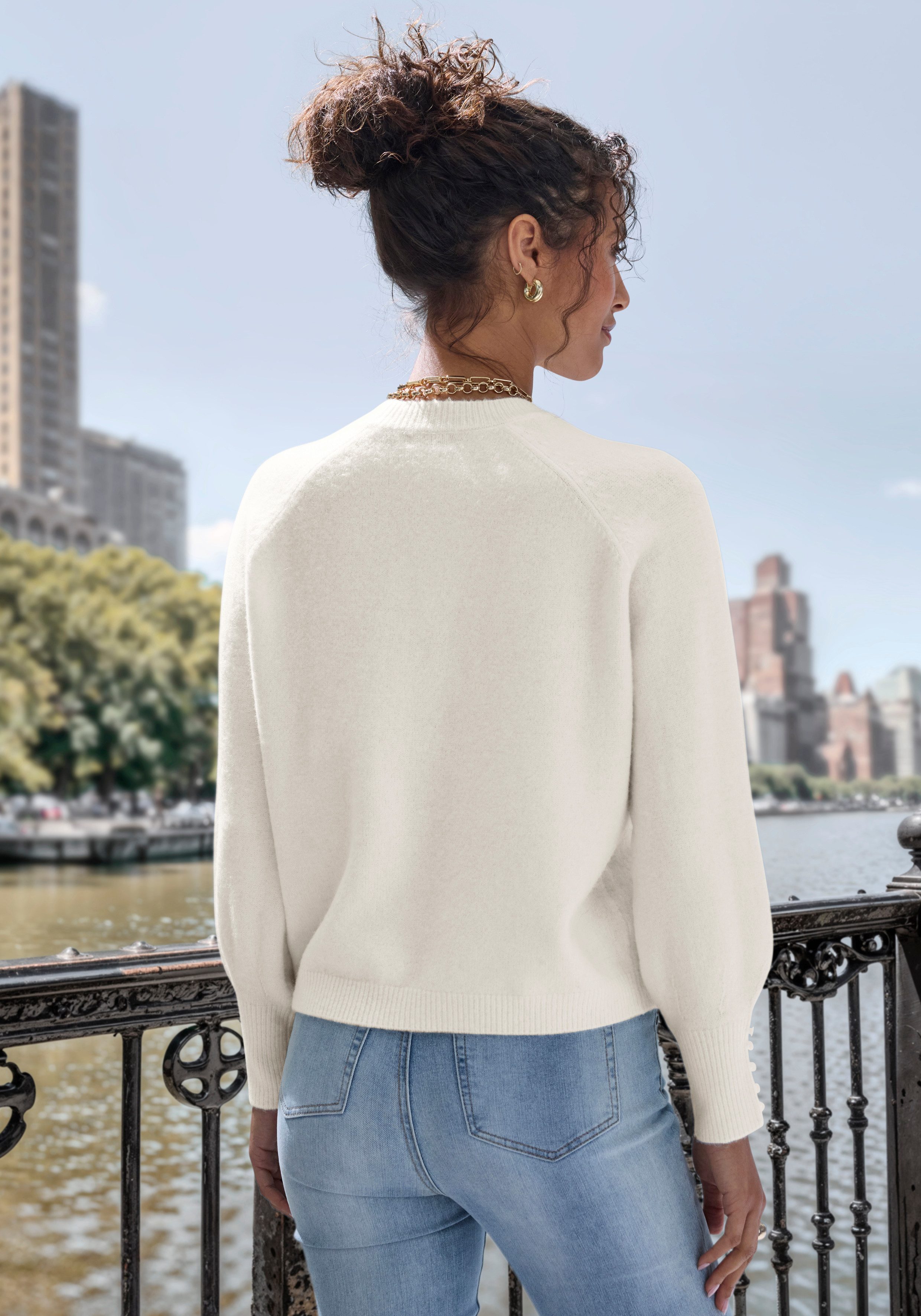 LASCANA Rundhalspullover mit Zierknöpfen an den langen Ärmelbündchen Winterpullover, kuscheliges Basicpullover, softer Strickpullover – Bild 3 von 5