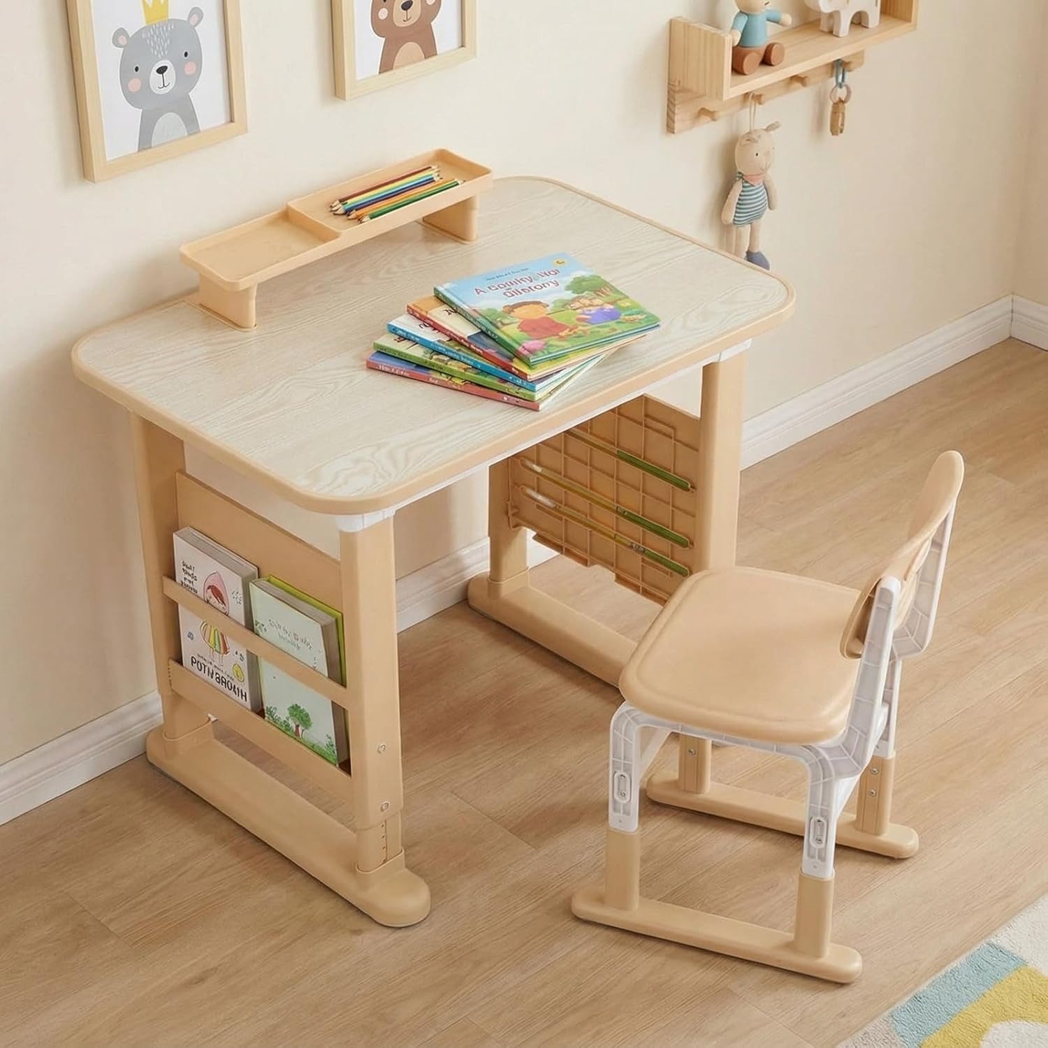 TLGREEN Kinderschreibtisch mit Stuhl Set Höhenverstellbarer (Kinderaußenhocker innen/außen nutzbar, Graffiti-Tisch 3-12 Jahre, mit Seiten-Bücherregal & Ablagekasten), Stabiler Kinderlernplatz für Kinderzimmer/Garten/Arbeitszimmer