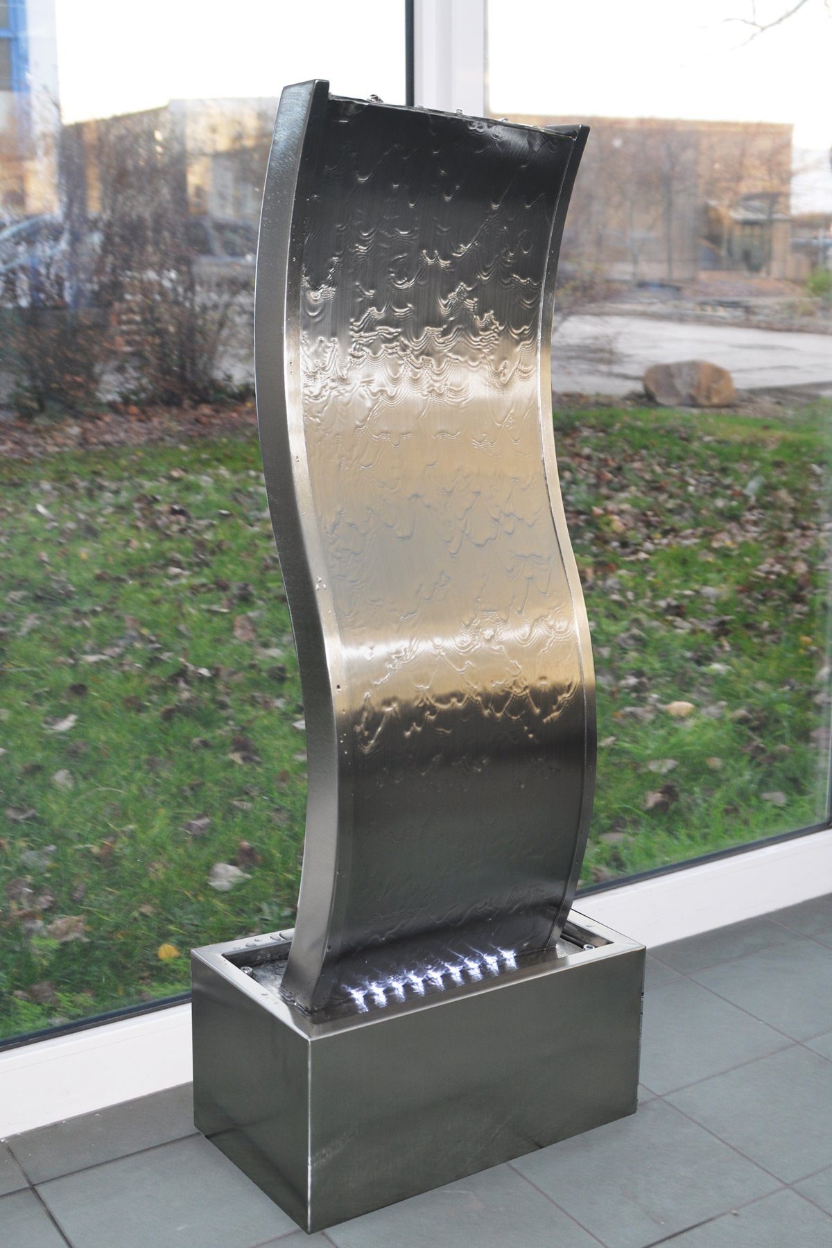 Zimmerbrunnen Wasserwand ca. 97 CM in Wellenform aus Edelstahl Wasserspiel LED