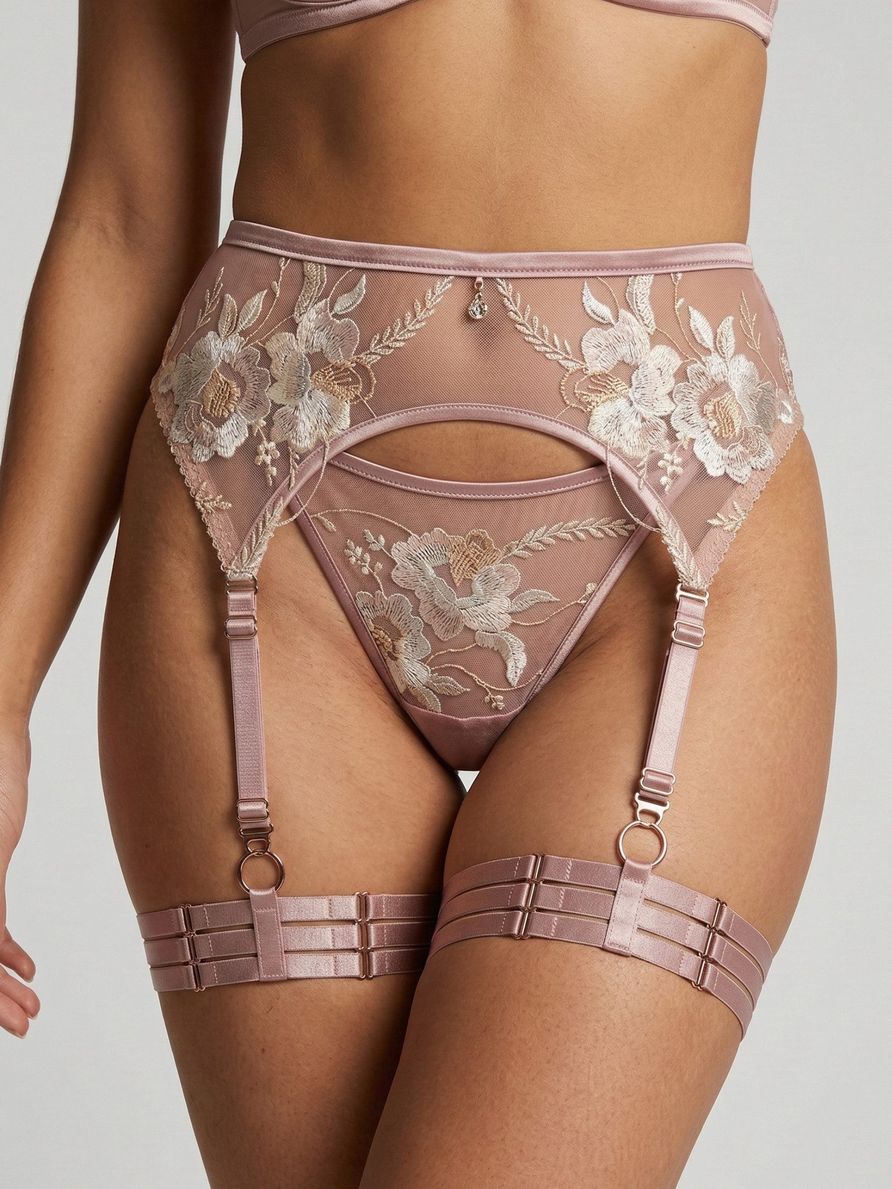 Elegant Love Set: Bügel-BH Sexy Dessous-Set, Lingerie: Damenunterwäsche-Set (Set, 4-tlg., BH + String + Strapsgürtel + Beinbänder) Reizwäsche – Straps-Set für b – Bild 5 von 5
