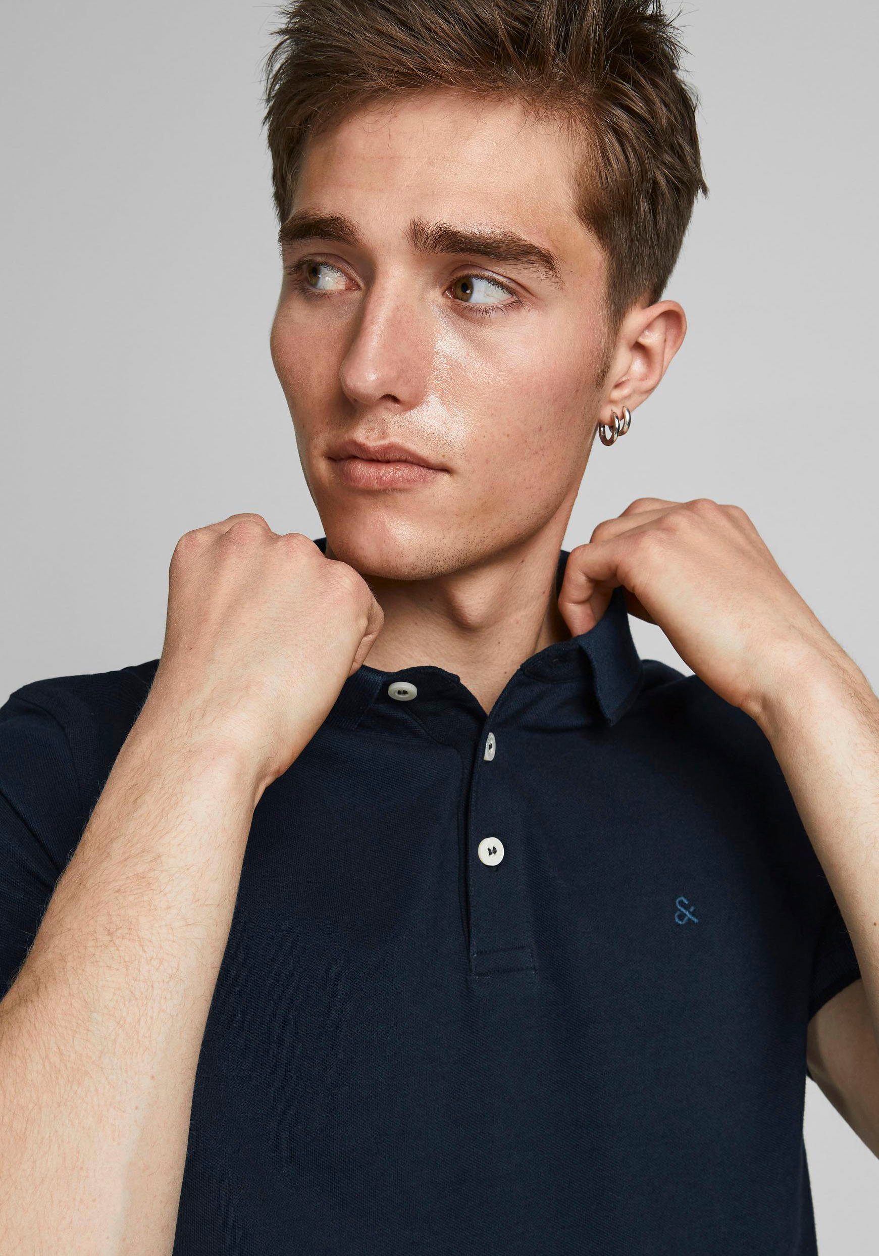 Jack & Jones Poloshirt JJEPAULOS Poloshirt mit klassischem Kragen und figurbetonter Form Logostickerei, modisch, schmal, Baumwolle, Polokragen