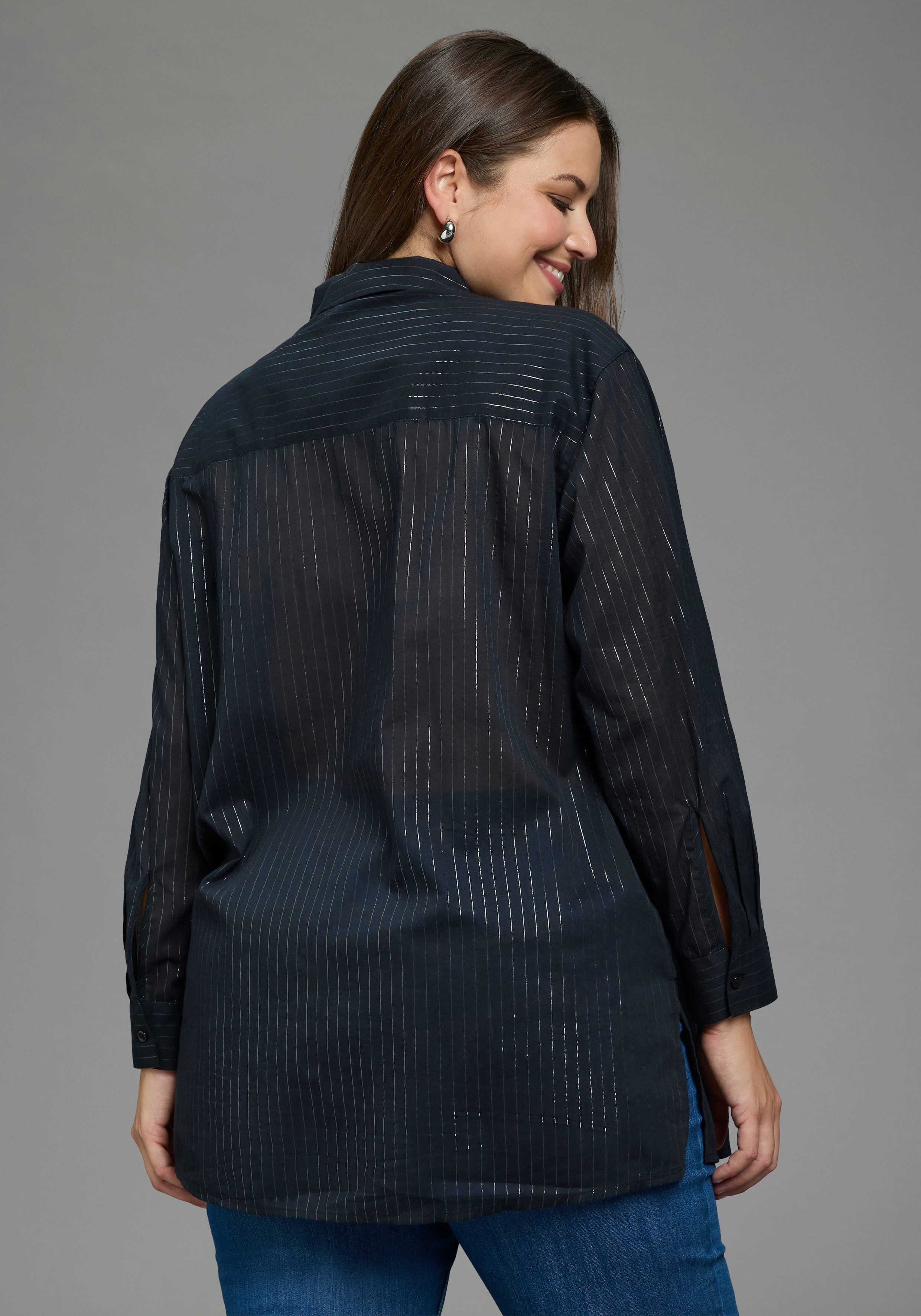 Laura Scott CURVE Klassische Bluse Große Größen aus Baumwolle, mit feinem silberfarben glitzernden Nadelstreifenmuster – Bild 2 von 5