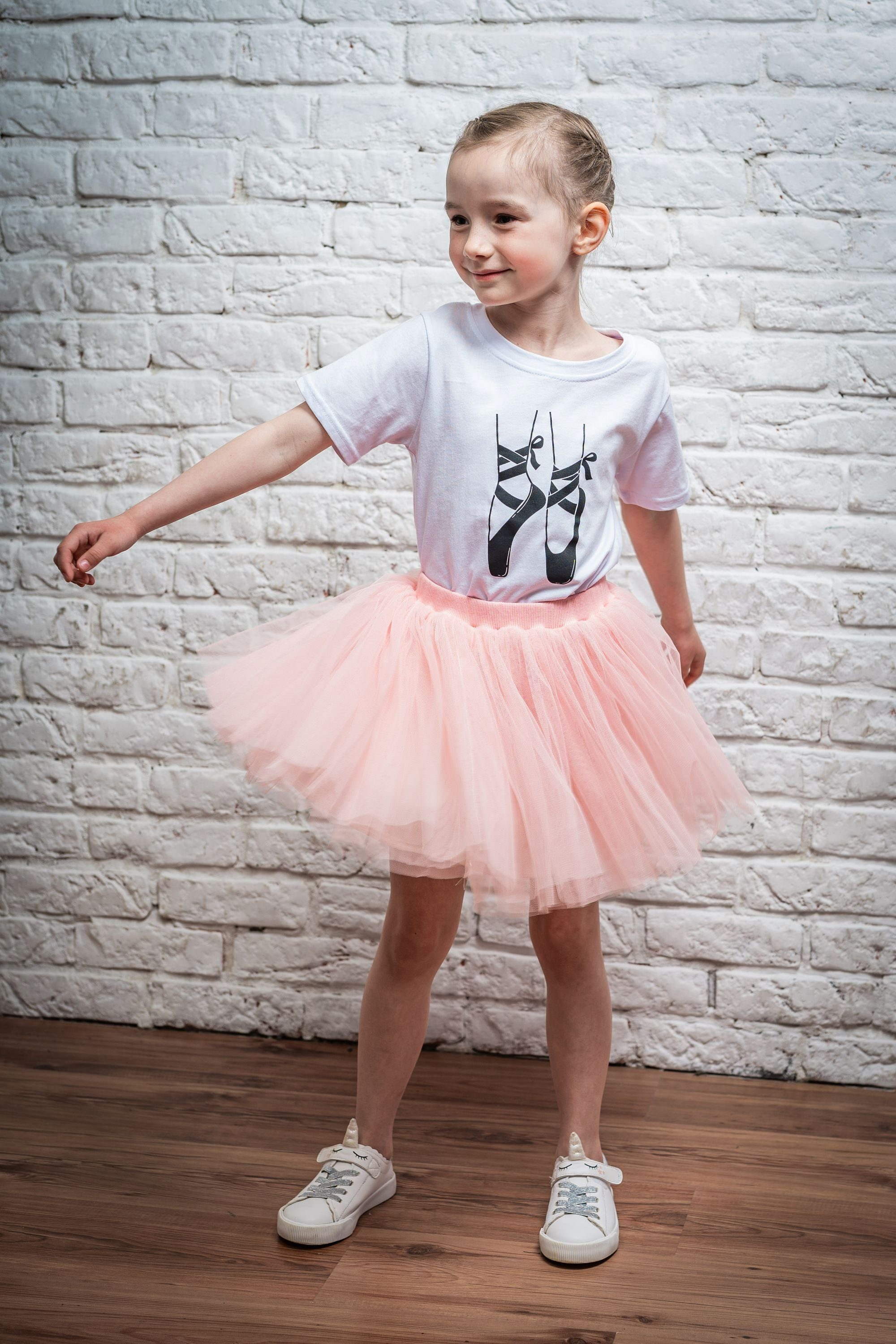 tanzmuster T-Shirt T-Shirt mit Ballettschuhe Print aus 100 % Baumwolle Shirt mit Ballett Motiv für Mädchen