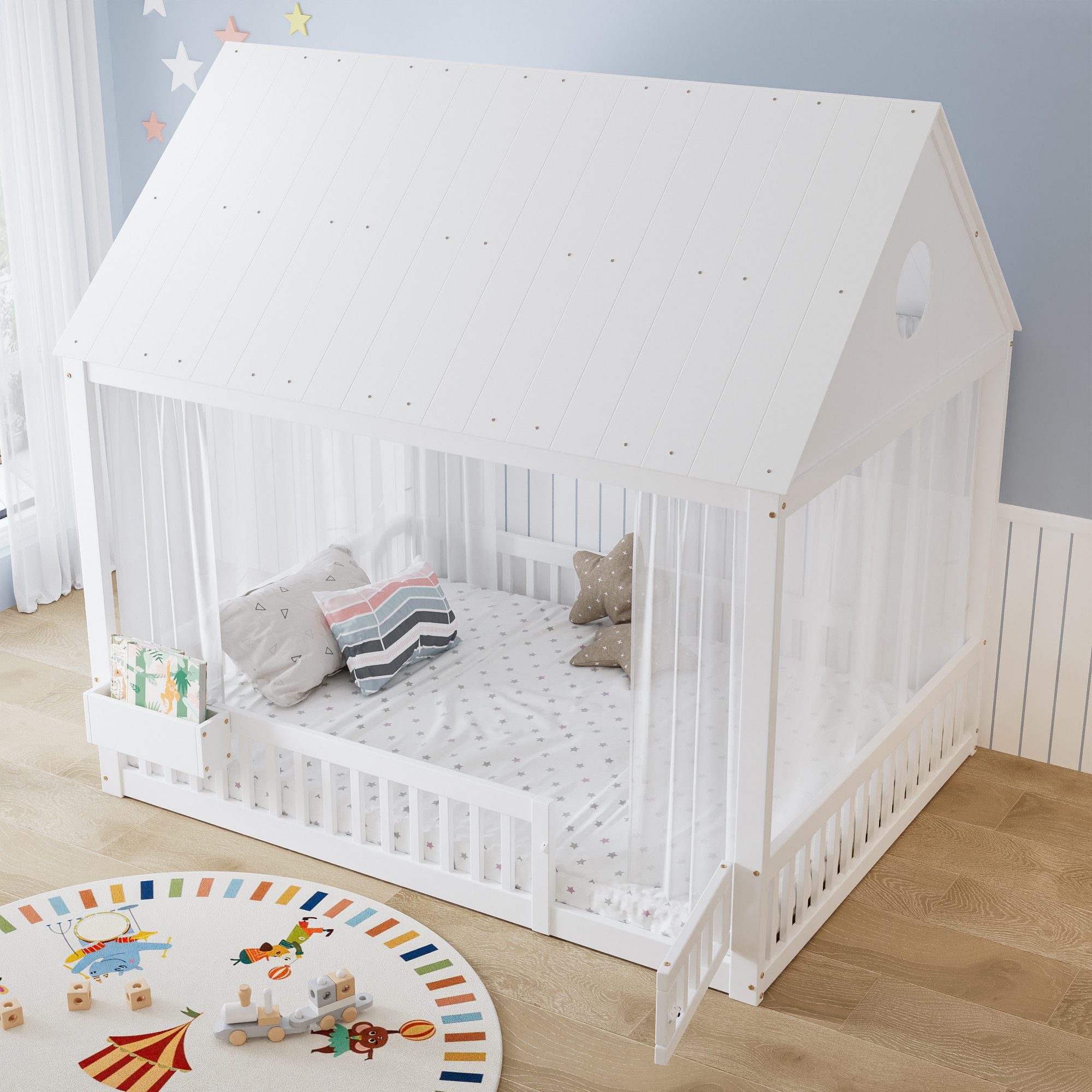 STILVORA Kinderbett 140x200 Filigrane Fenster- und Dachdetails Hausbett mit Stauraumfach (Bodenbett mit Praktischer Kleinstau, mit dekorativen weißen Vorhängeschirmen), chafft eine sanfte Atmosphäre im Kinderzimmer
