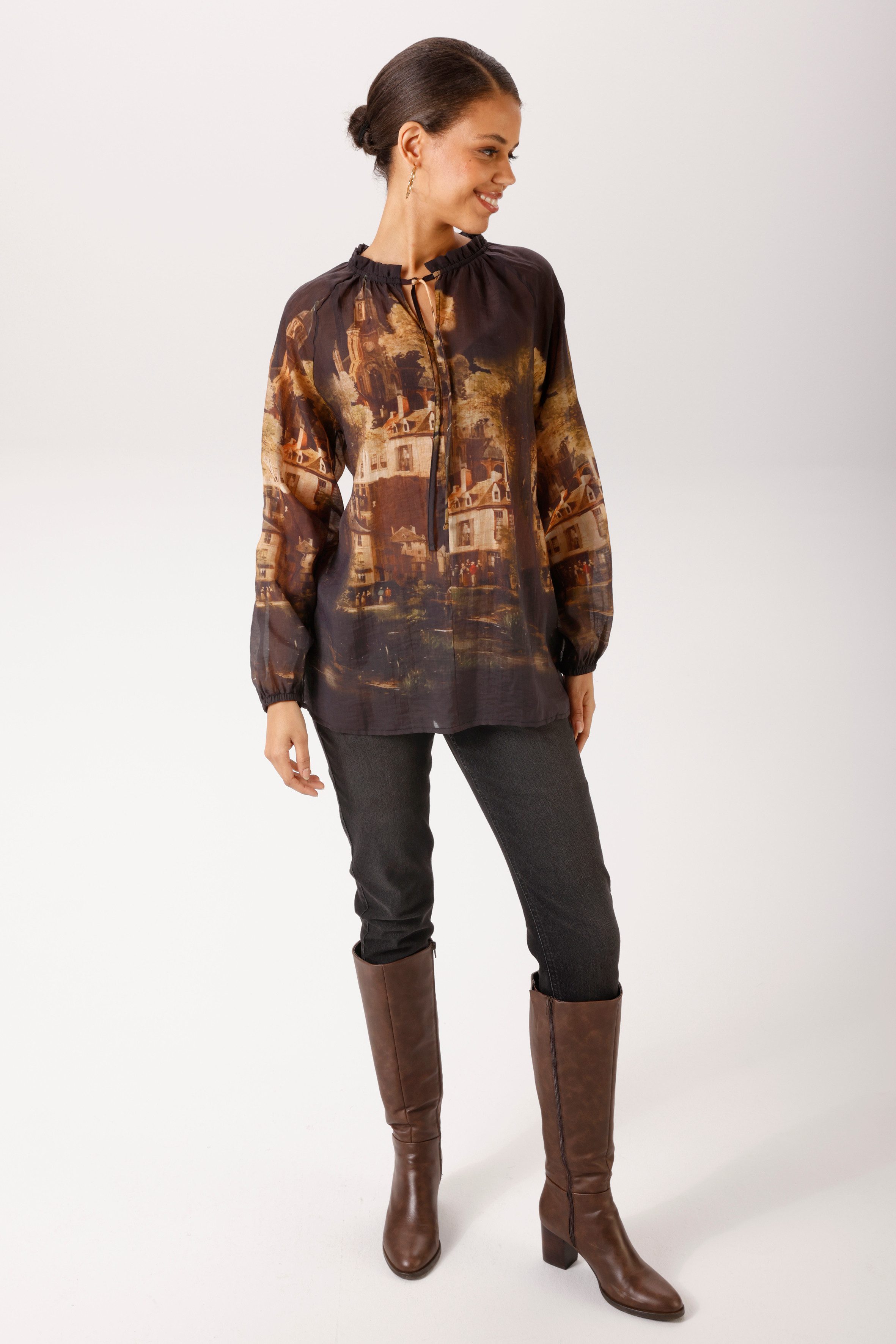 Aniston CASUAL Schlupfbluse mit nostalgischen Stadt-Bild bedruckt - NEUE KOLLEKTION – Bild 4 von 5