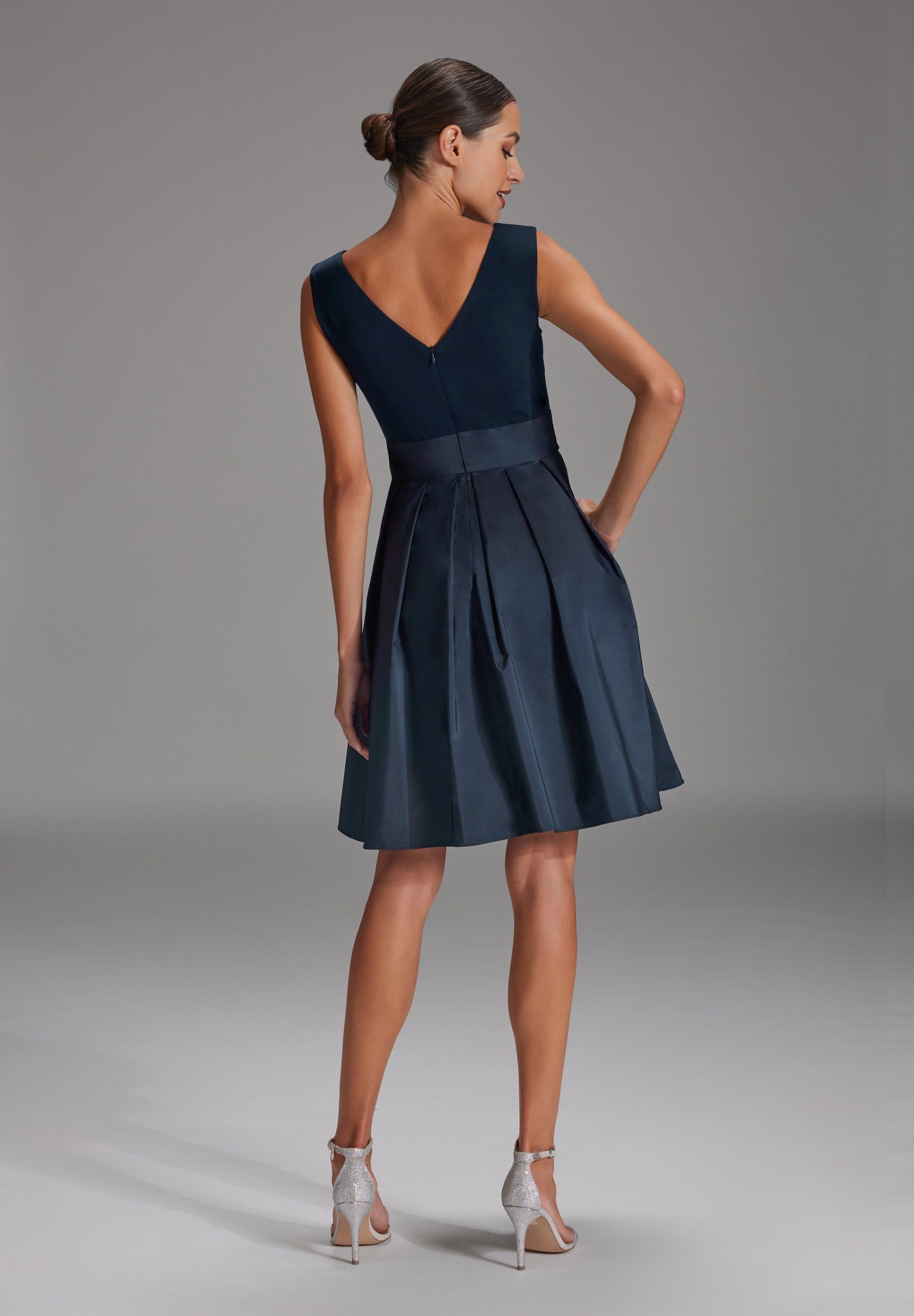 SWING Cocktailkleid Taillierter Schnitt mit ausgestelltem günstig online kaufen