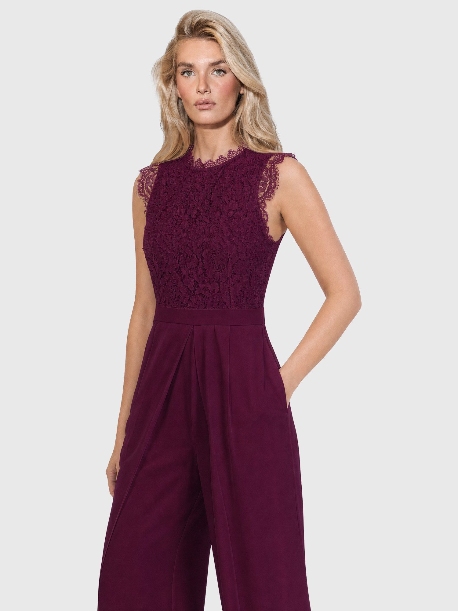 Apart Jumpsuit mit Spitzentop und weitem Bein